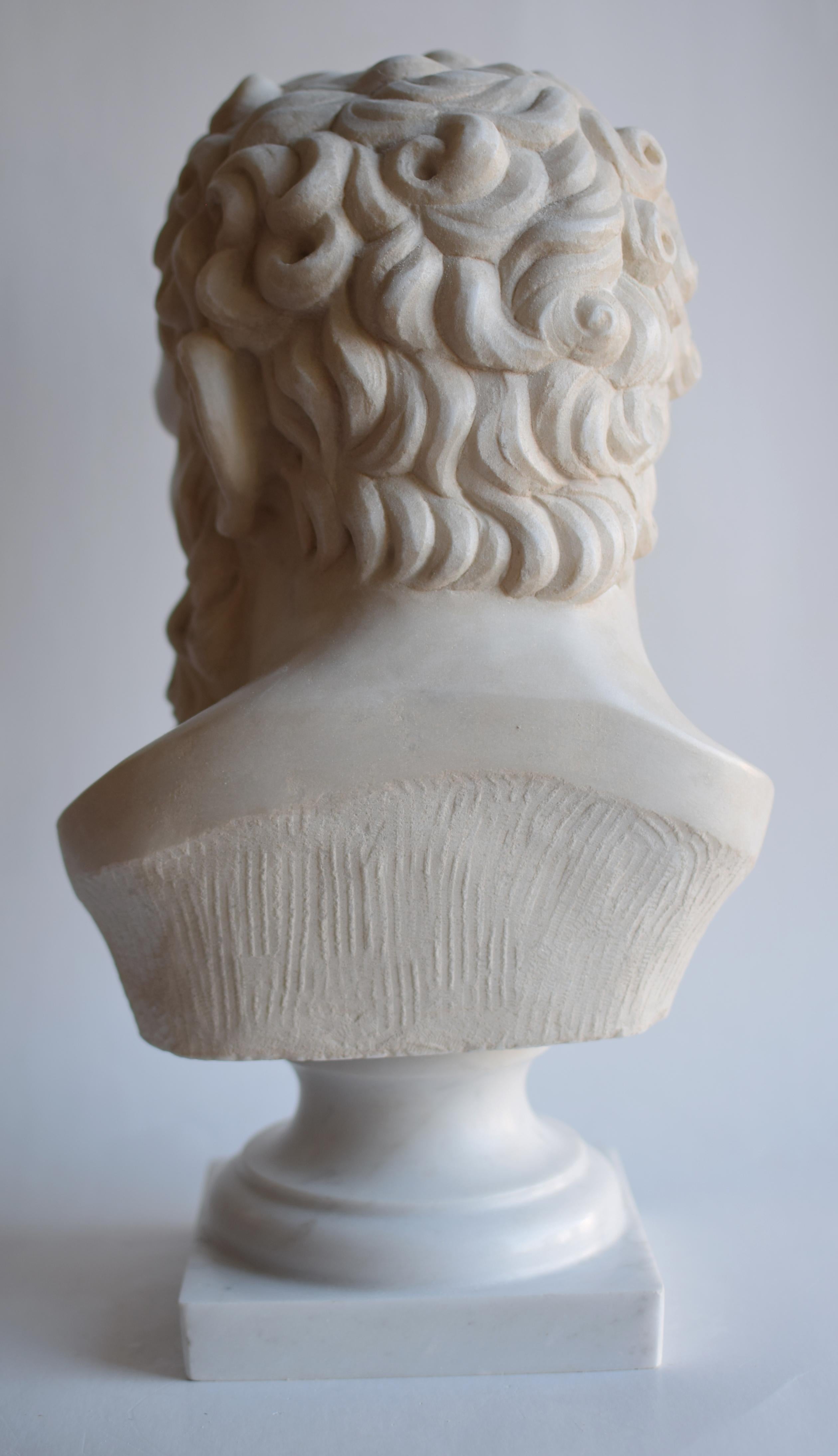 Testa di Ercole scolpita in marmo bianco di Carrara -made in Italy In New Condition In Tarquinia, IT