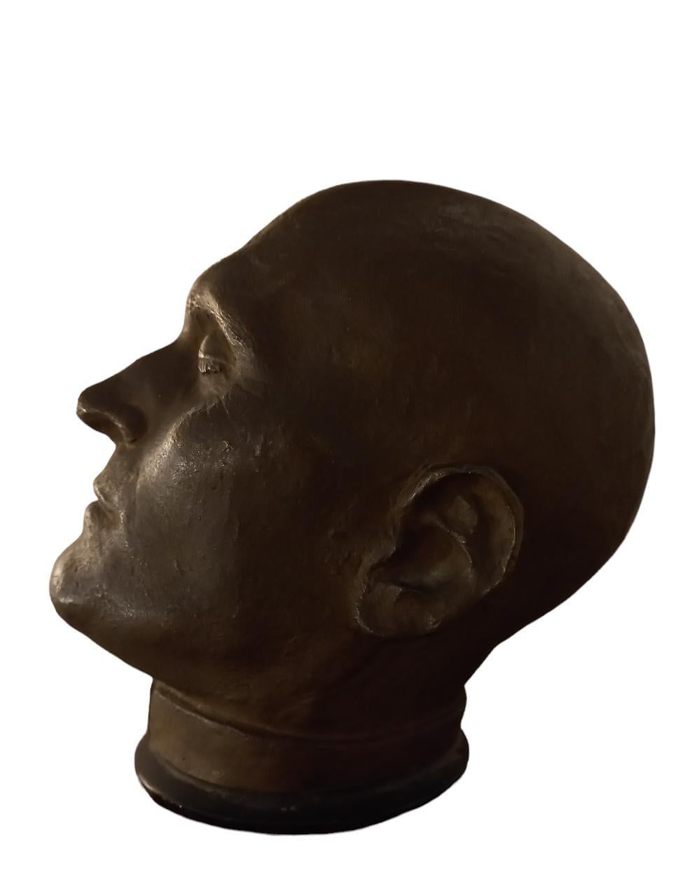 Head of Gabriele D'Annunzio, bronze sculpture from the first half of the 20th century, height 25 cm, dimensions 19x23 cm.
The sculpture depicts the head of the poet, who was born in Pescaranin 1863 and died in Gardone Riviera in 1938, with his eyes