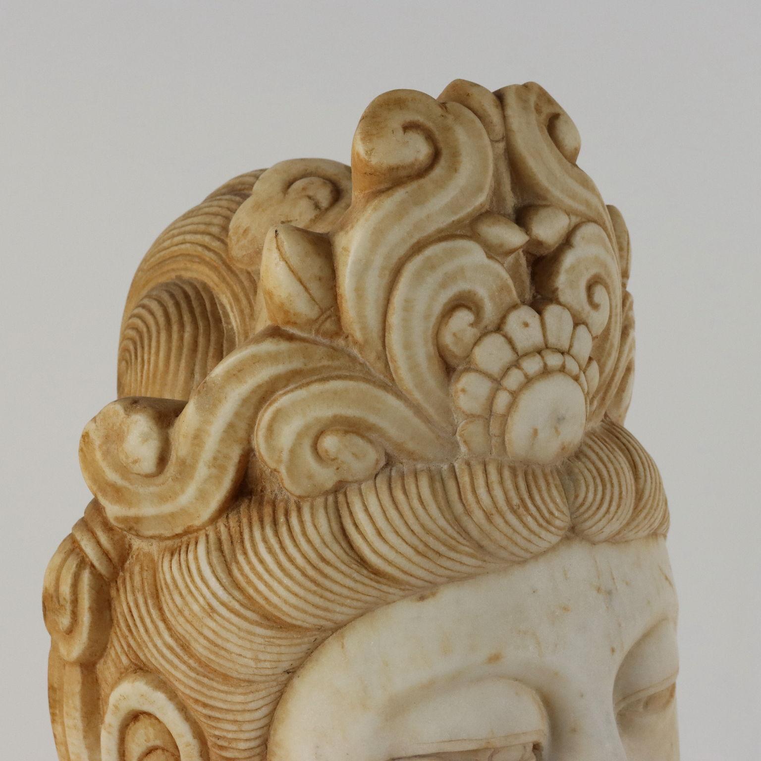 Cabeza de Guanyin en mármol China Siglo XX Otro en venta