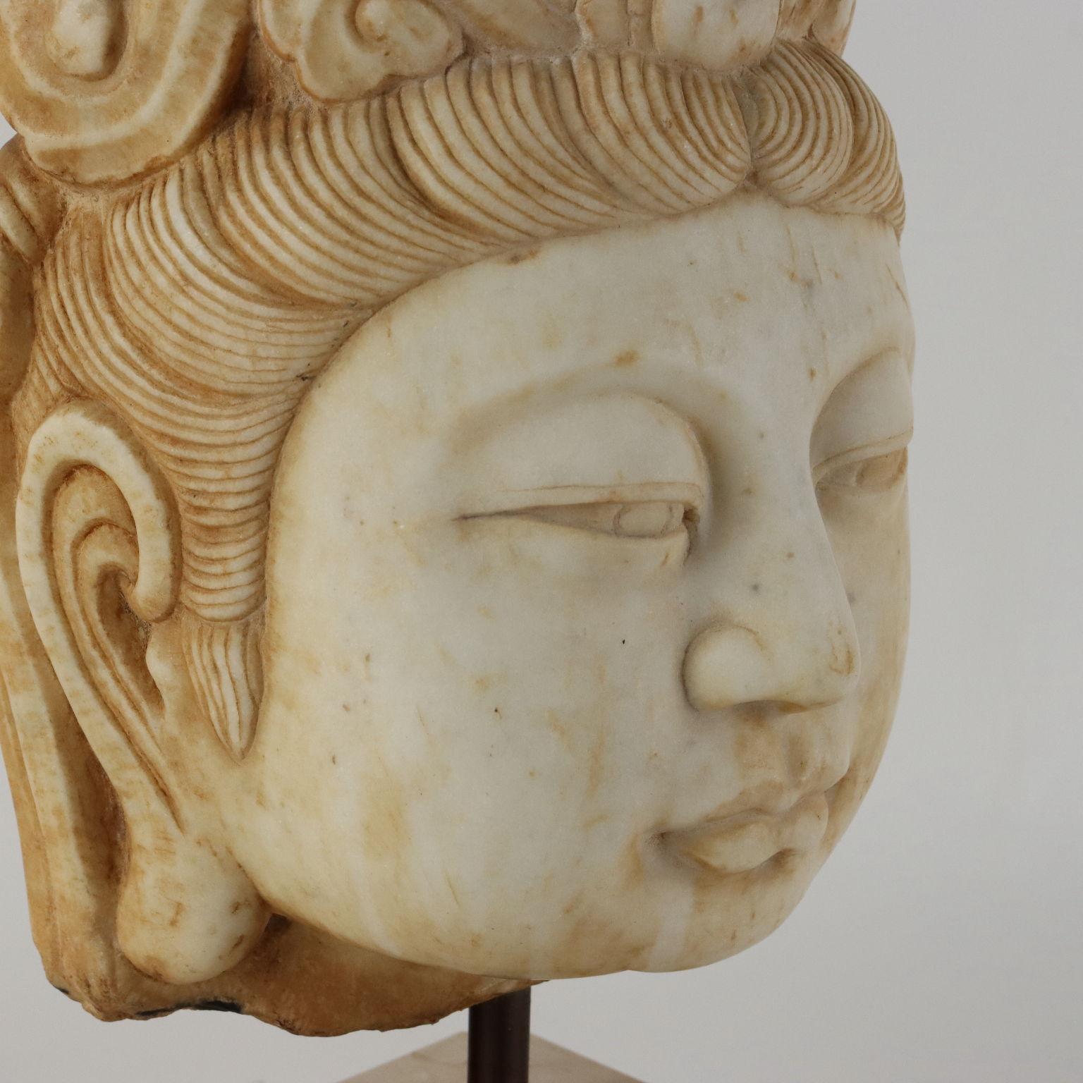Cabeza de Guanyin en mármol China Siglo XX Chinese en venta