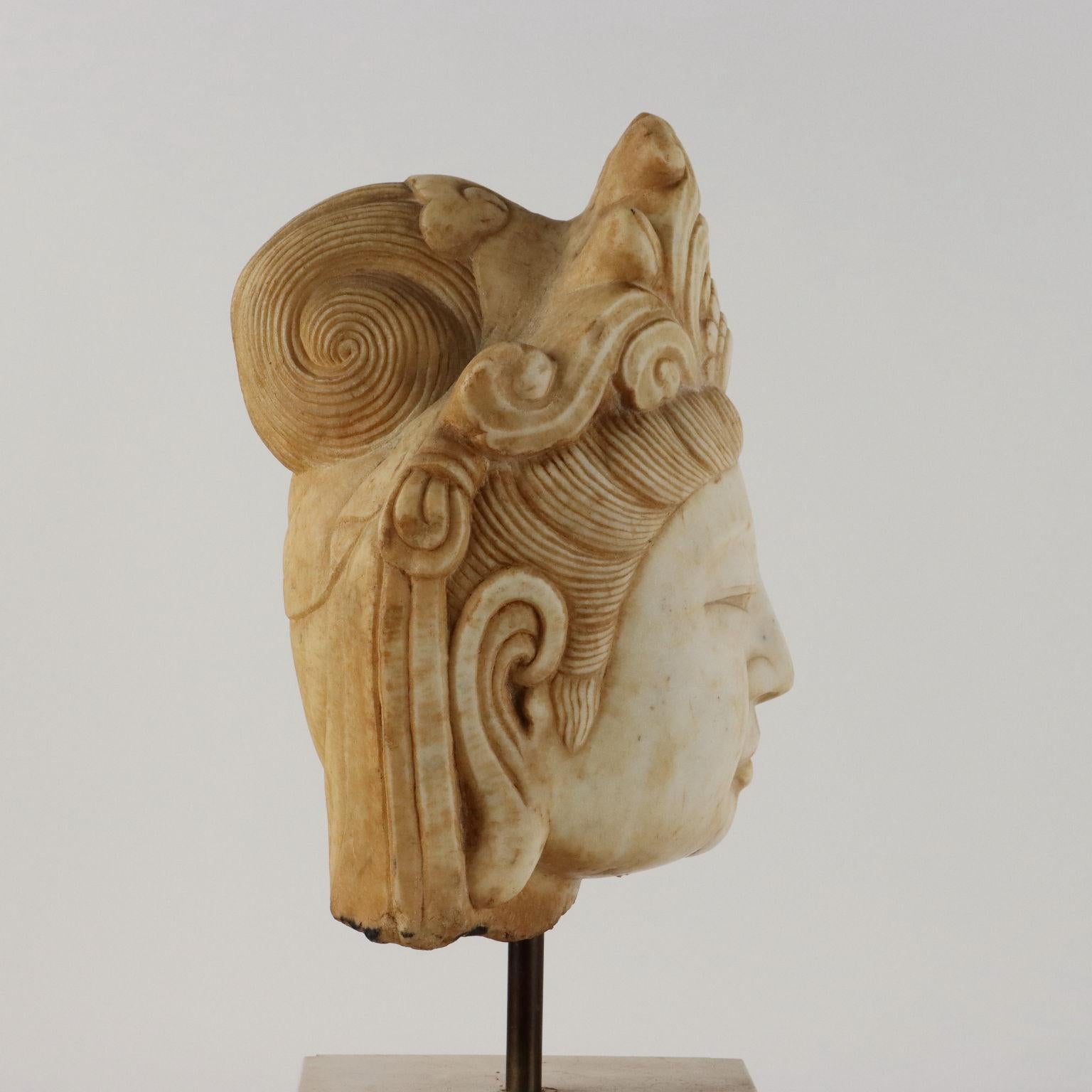Cabeza de Guanyin en mármol China Siglo XX en Bueno estado para la venta en Milano, IT