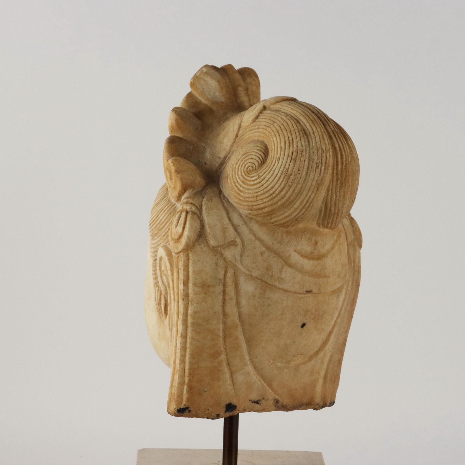 Cabeza de Guanyin en mármol China Siglo XX 20th Century en venta