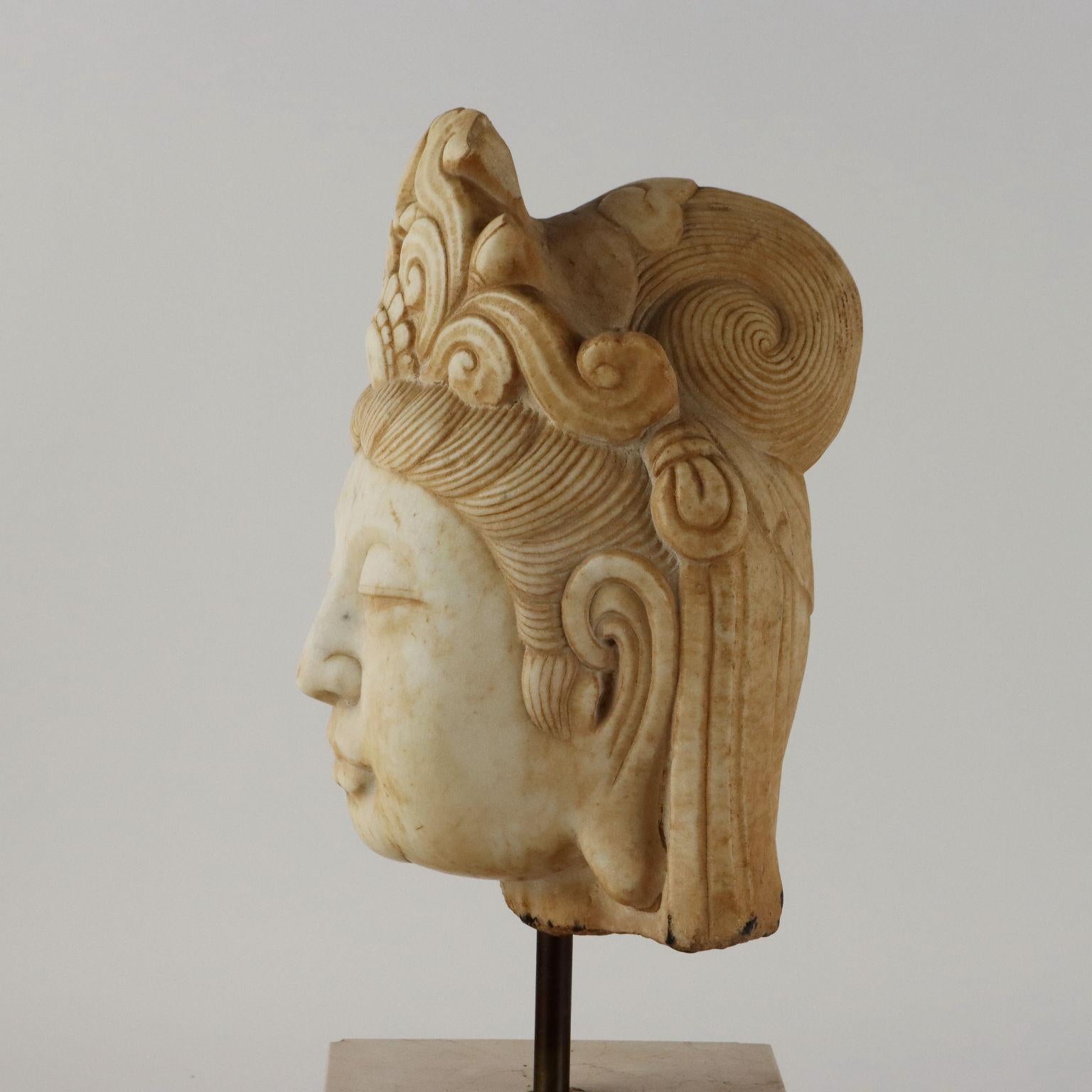 Cabeza de Guanyin en mármol China Siglo XX Mármol en venta