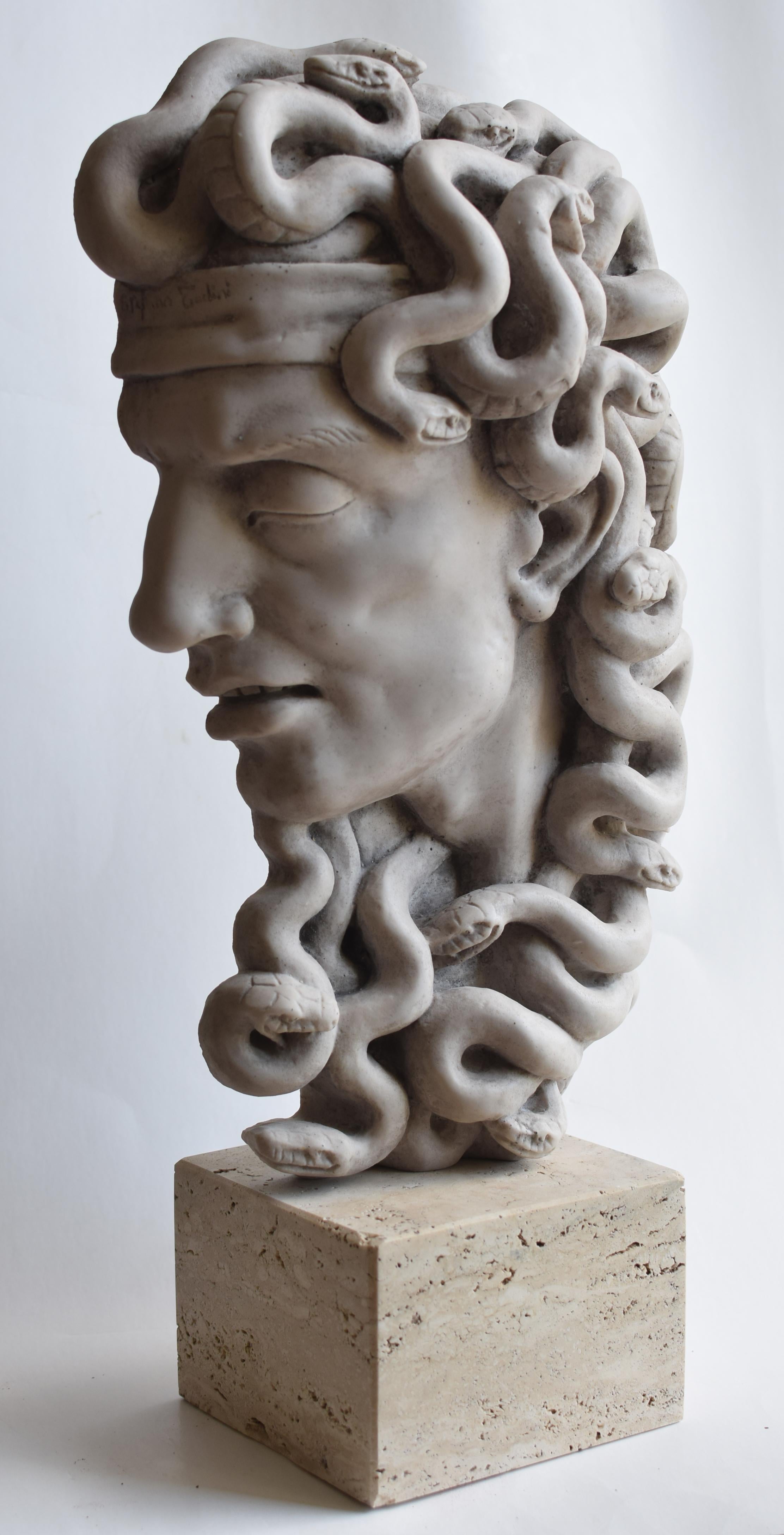 Testa di medusa, la gorgone più famosa della mitologia greca.
Realizzato con impasto di polvere di marmo e resina poliestere, detto marmo ricostituito.
dall'aspetto , molto simile al vero marmo, solo un poco inferiore il peso specifico.
posto su una