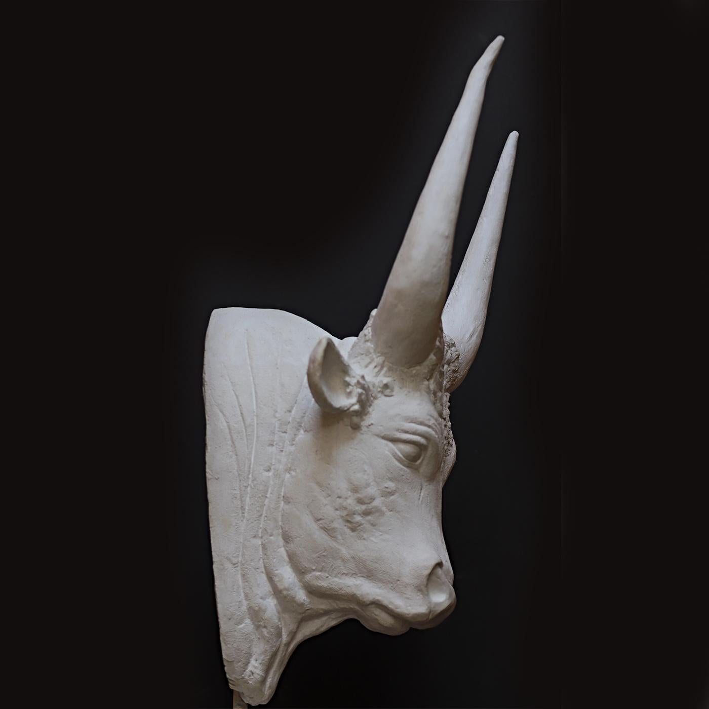 Symbol of strength and vitality, the bull is a renowned symbol in ancient Roman art. Bold and majestic with a captivating gaze, it is deftly handmade of gypsum by the artists of the Romanelli workshop. It can be effortlessly attached to an empty