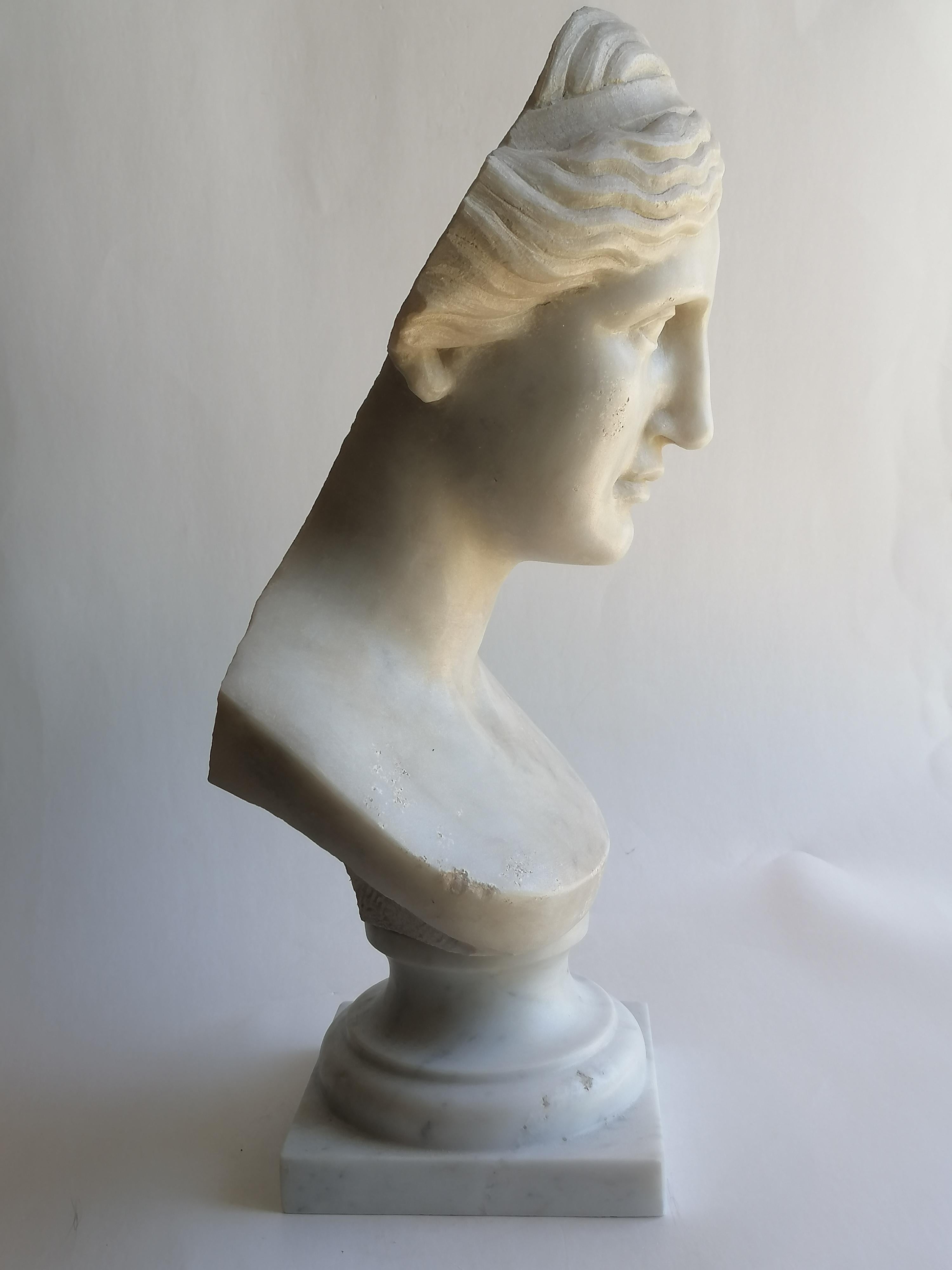 Romain classique Tête de Vénus sculptée sur marbre blanc de Carrare - fragment - fabriqué en Italie en vente