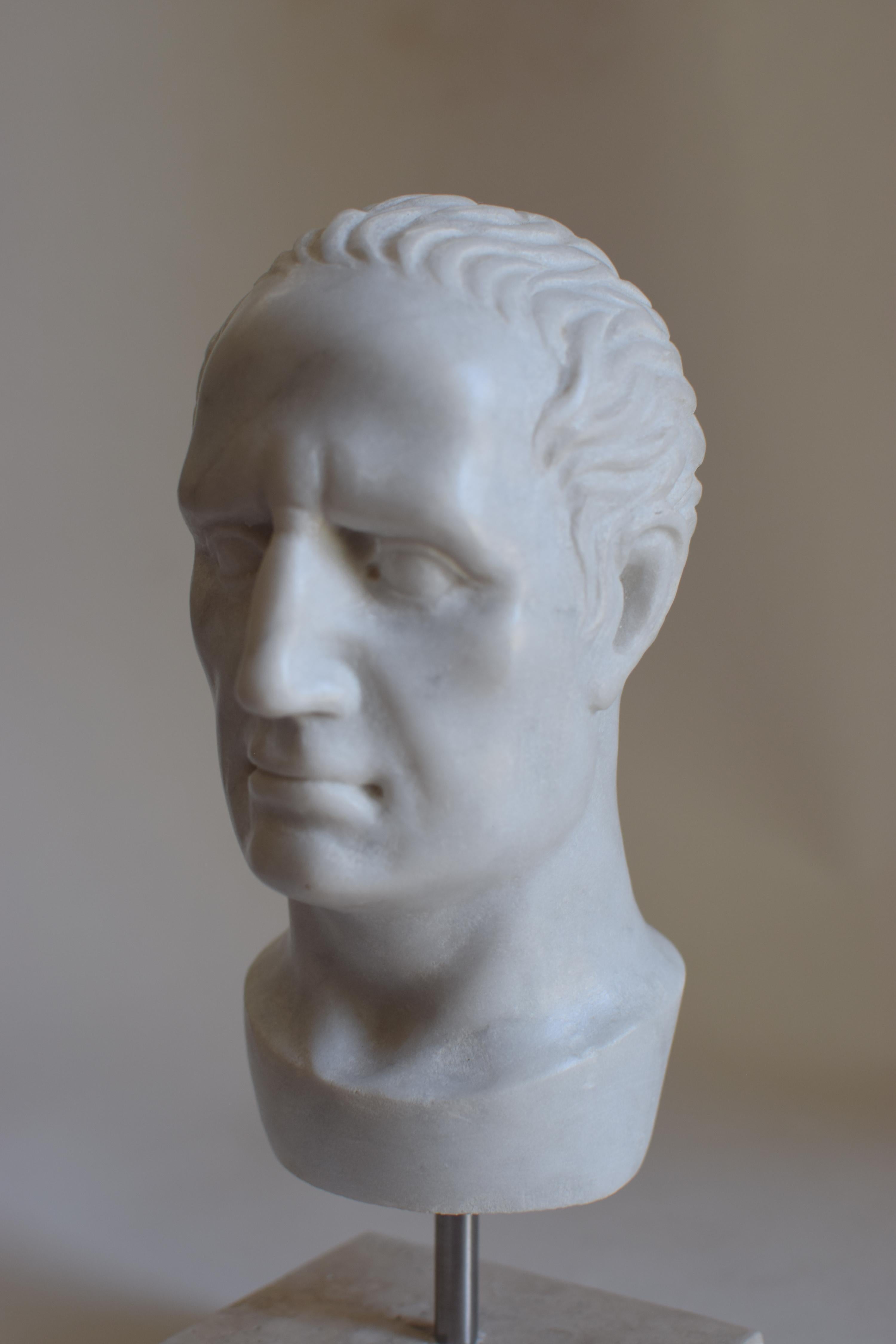 Julius Caesar Skulptur, Kopfskulptur, männlicher Kopf, klassische Kunst, griechische Kunst, Julius Caesar Kunst, weißer Carrara Marmor, klassische Skulptur 
Porträtkopf von Julius Caesar, gemeißelt auf schönem weißen Carrara-Marmor, 
Auf einem