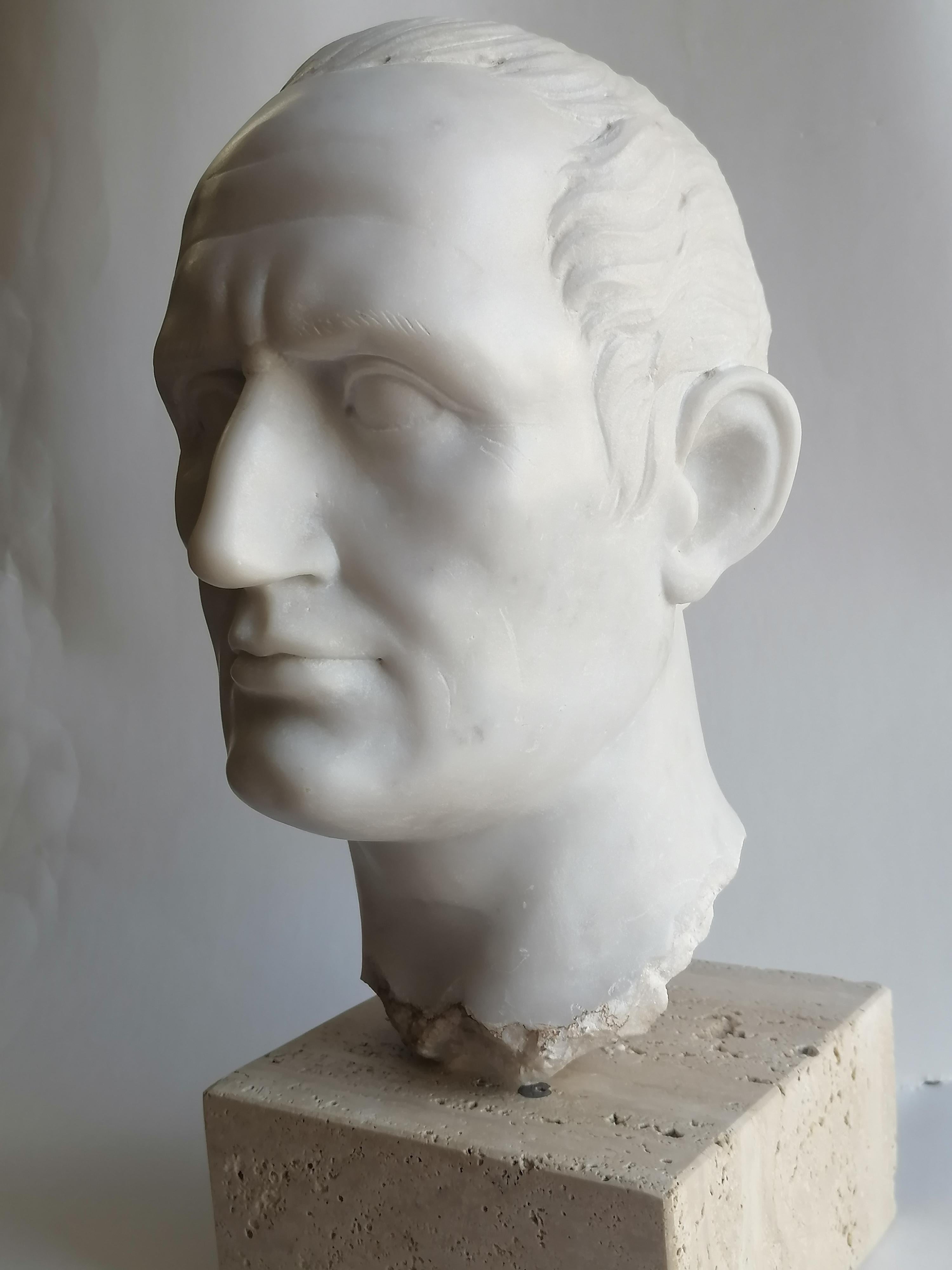 Julius Caesar Skulptur, Kopfskulptur, männlicher Kopf, klassische Kunst, griechische Kunst, Julius Caesar Kunst, weißer Carrara Marmor, klassische Skulptur 
Porträtkopf von Julius Caesar, gemeißelt auf schönem weißen Carrara-Marmor, 
Auf einem