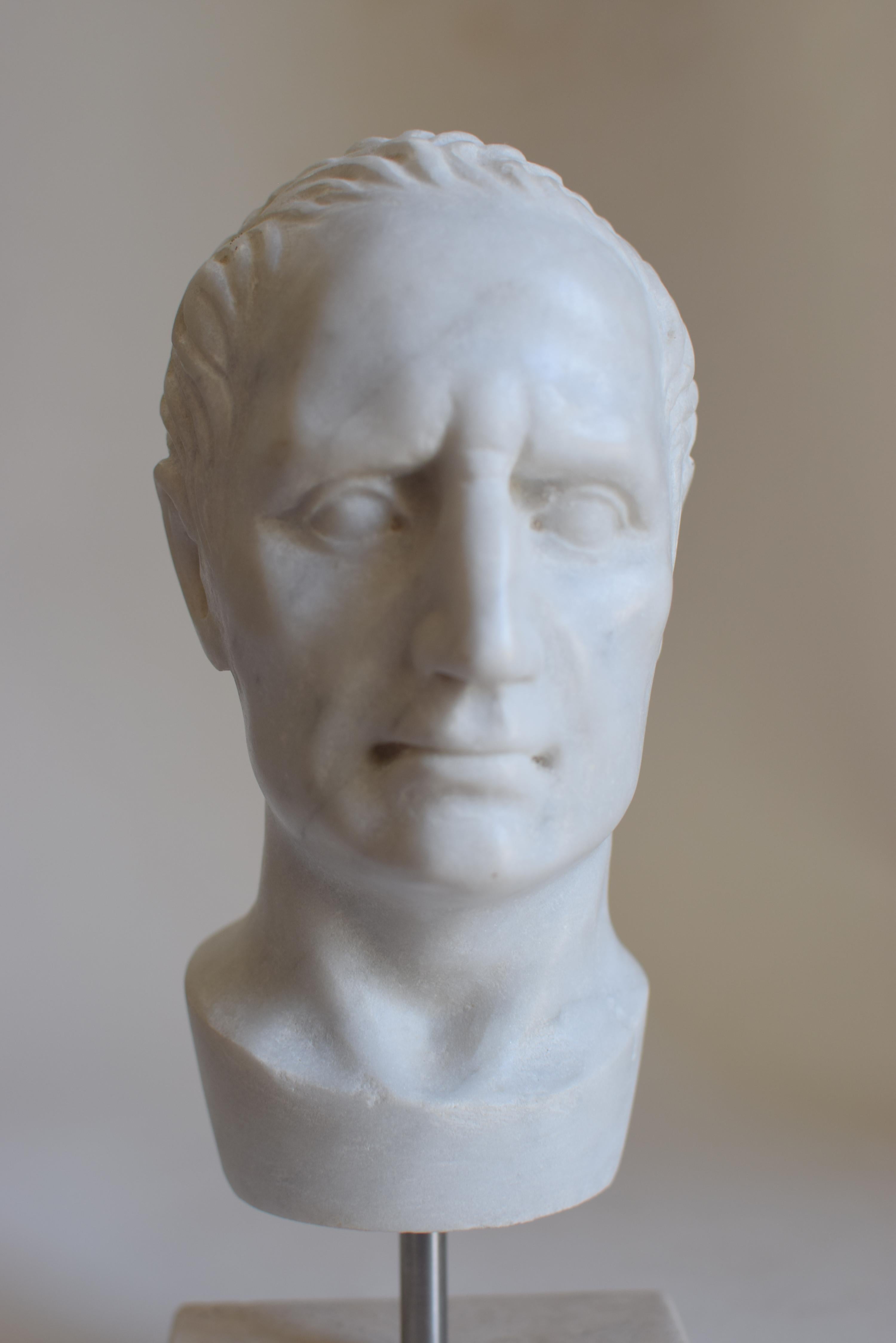 Kopf Julius Caesar  geschnitzt auf weißem Carrara-Marmor - hergestellt in Italien (Klassisch-römisch) im Angebot