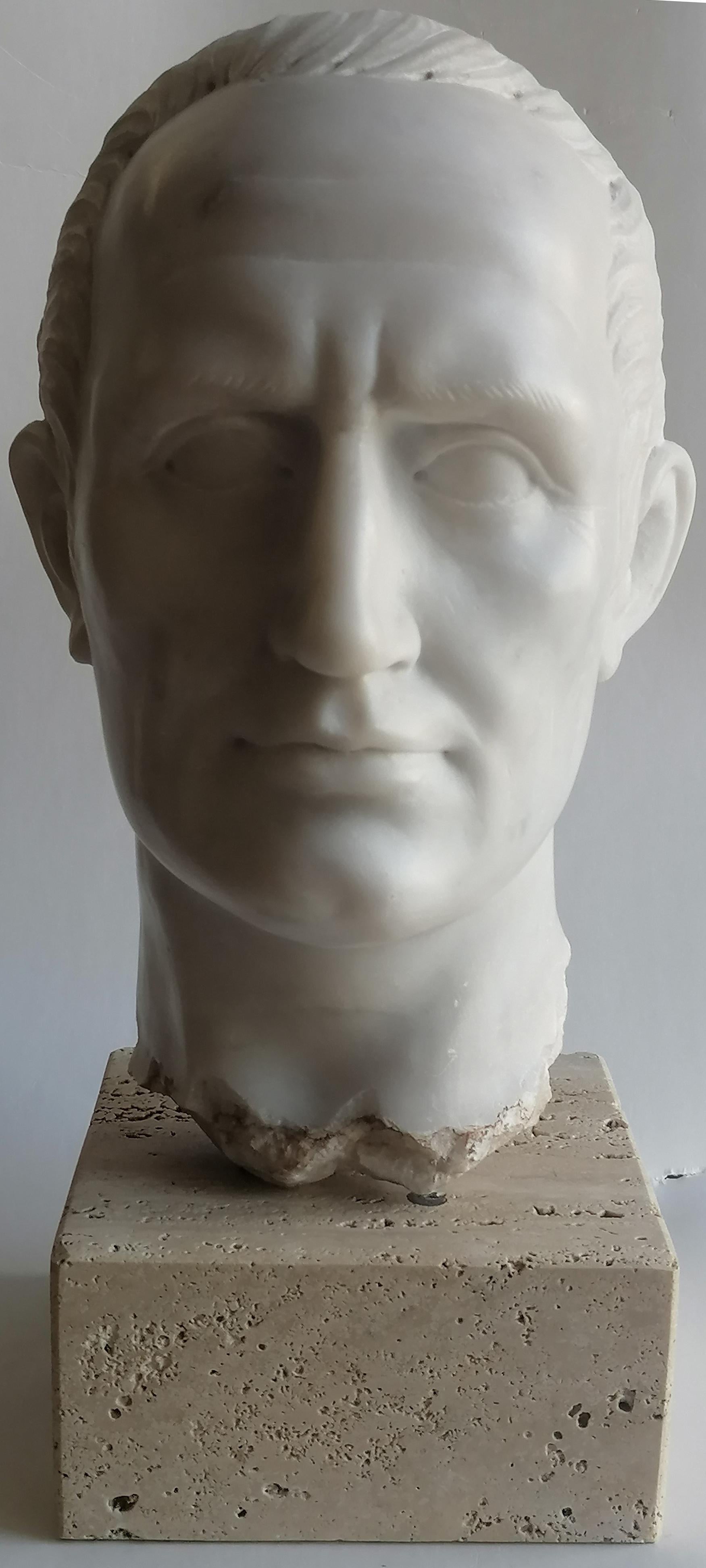 Kopf Julius Caesar  gemeißelt auf weißem Carrara-Marmor - hergestellt in Italien (Klassisch-römisch) im Angebot