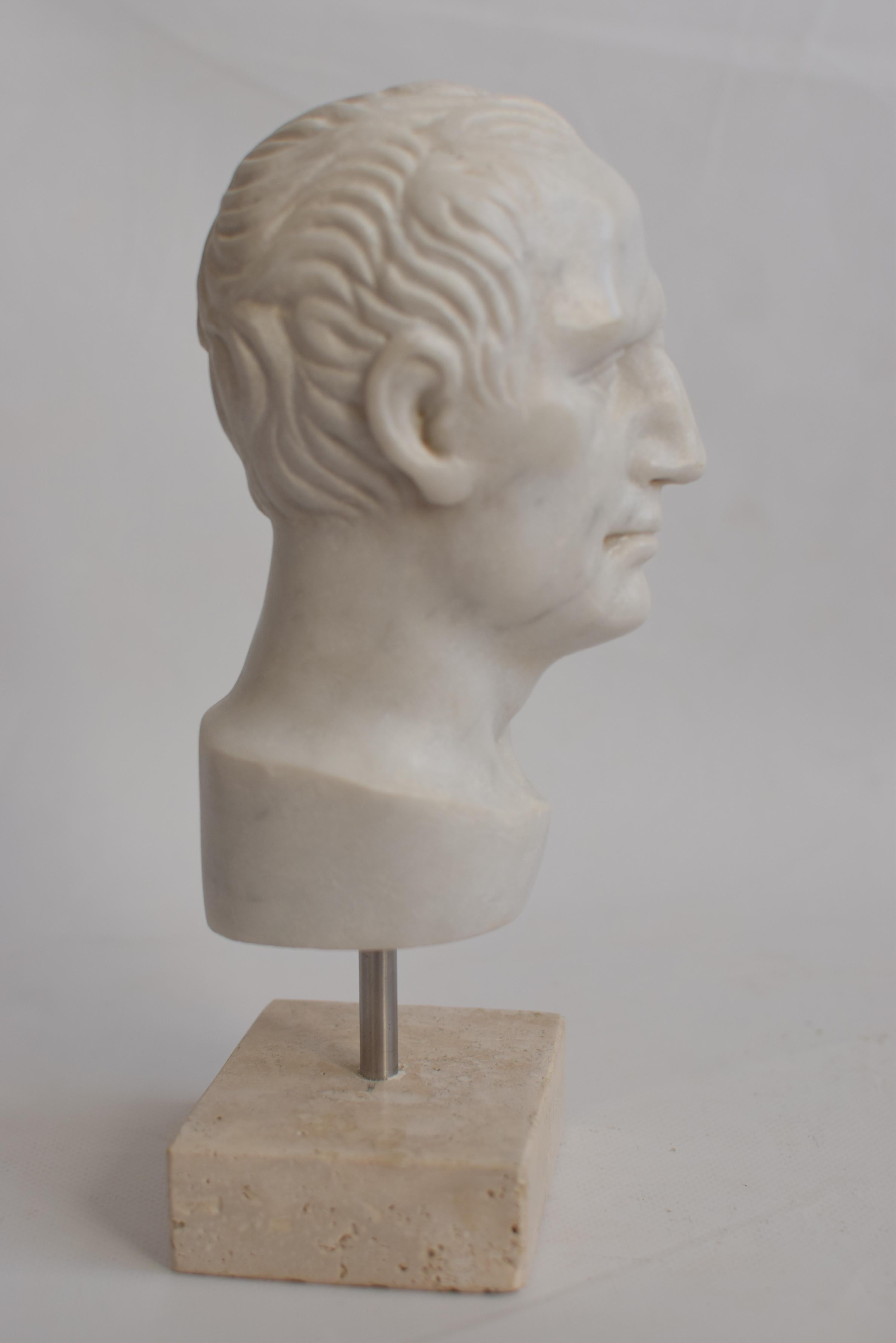 Kopf Julius Caesar  geschnitzt auf weißem Carrara-Marmor - hergestellt in Italien (Italian) im Angebot