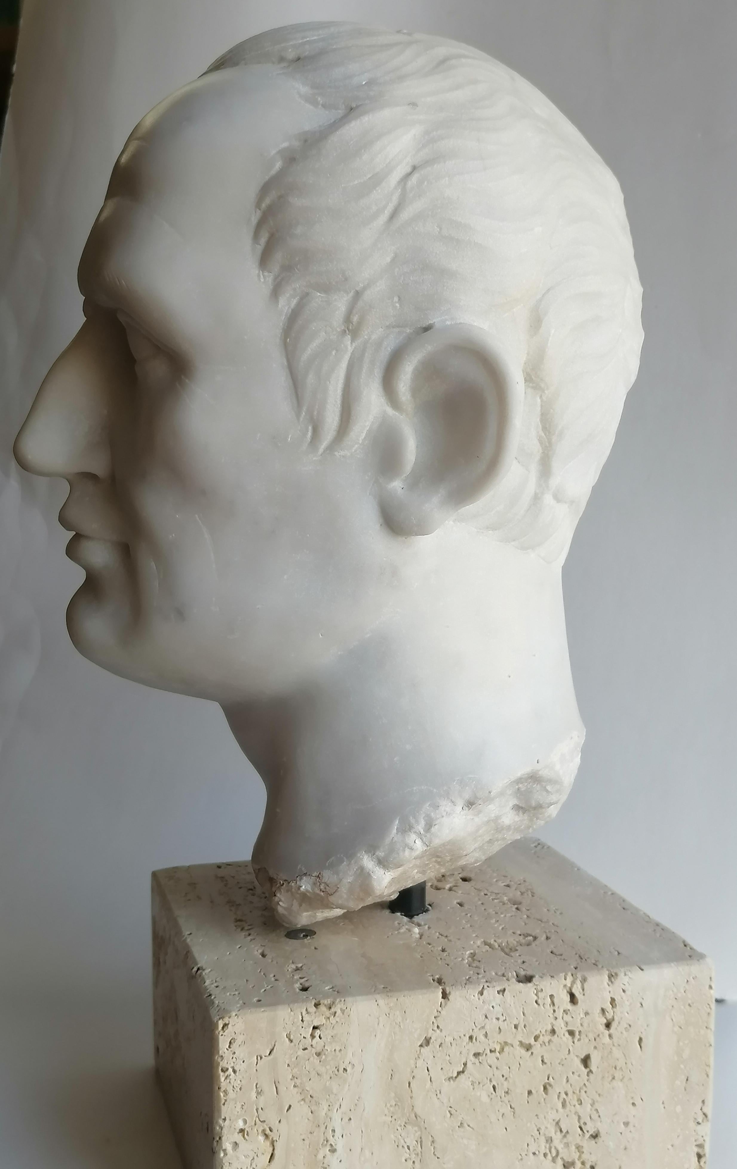 Kopf Julius Caesar  gemeißelt auf weißem Carrara-Marmor - hergestellt in Italien im Zustand „Hervorragend“ im Angebot in Tarquinia, IT