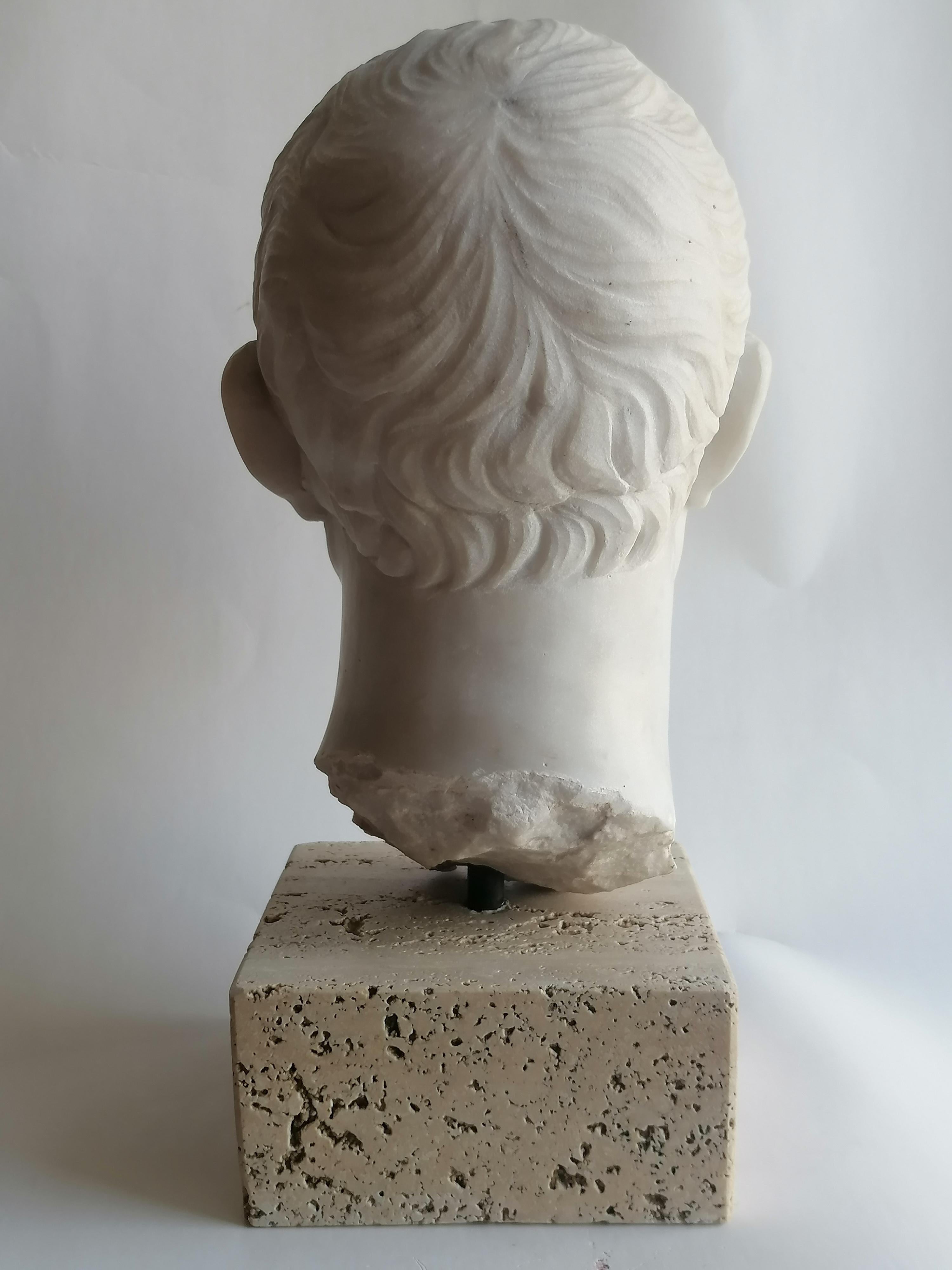 Kopf Julius Caesar  gemeißelt auf weißem Carrara-Marmor - hergestellt in Italien (Late 20th Century) im Angebot
