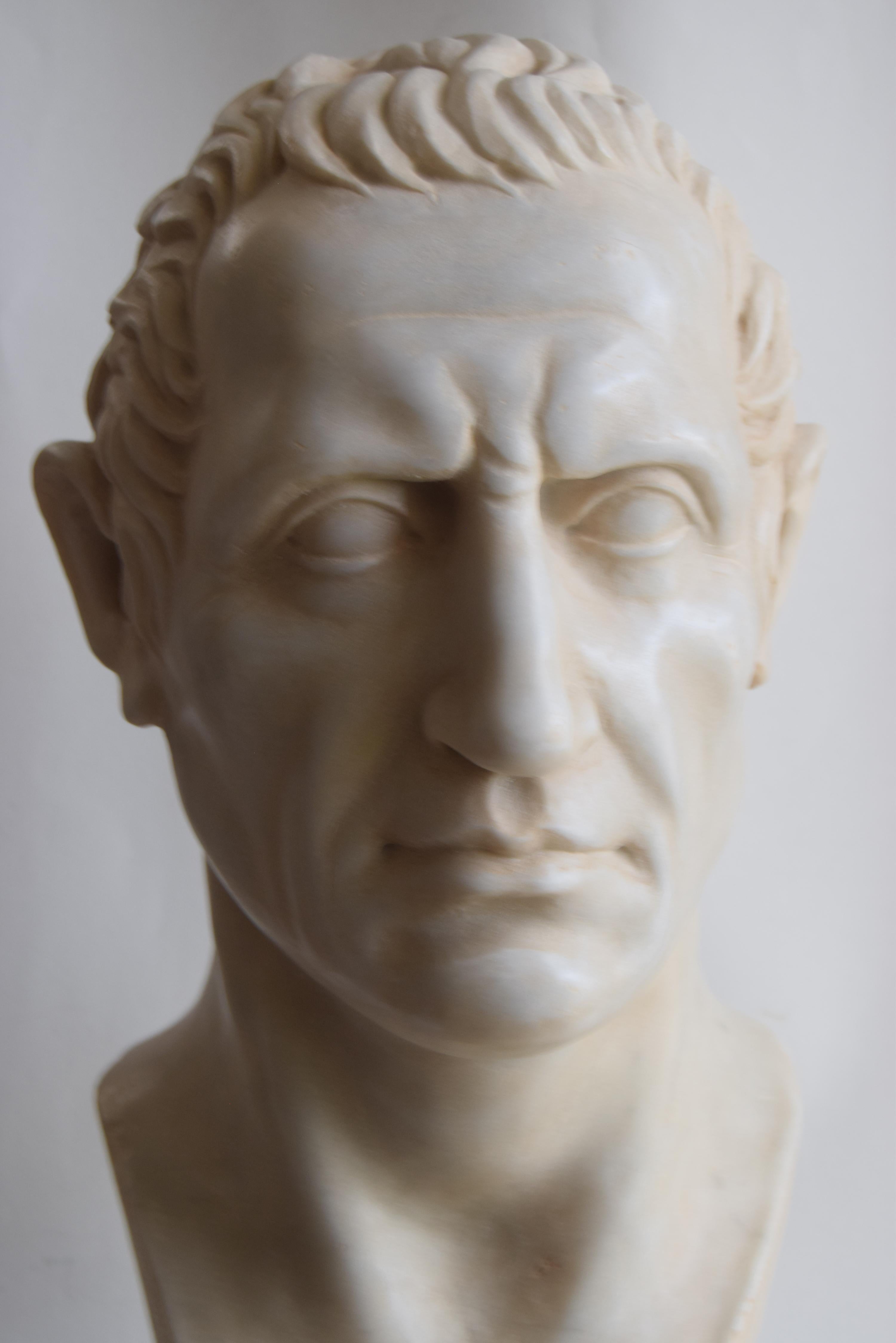 Romain classique La tête du grand Jules César  sculpté sur du marbre blanc de Carrare - fabriqué en Italie en vente