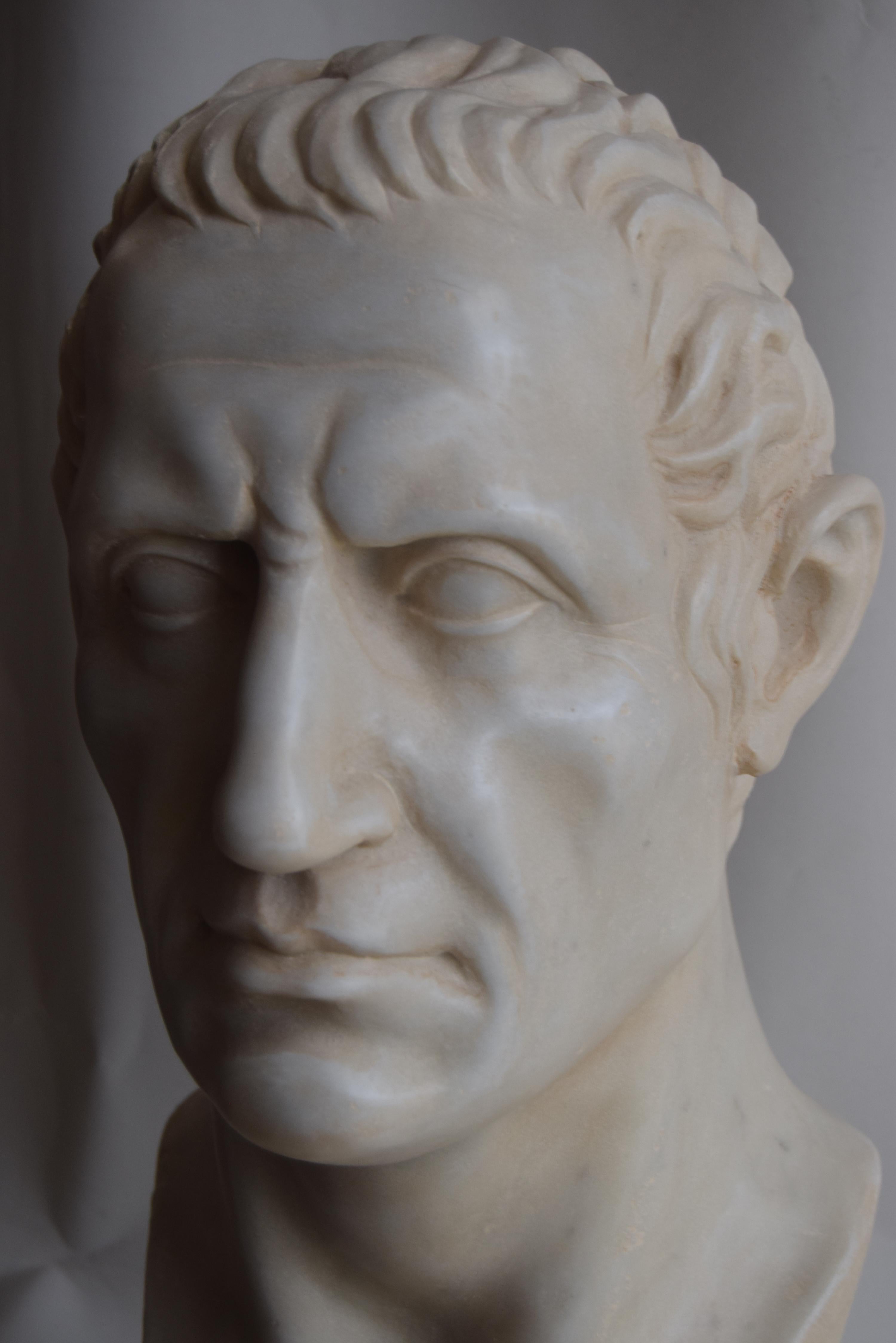 Italian La tête du grand Jules César  sculpté sur du marbre blanc de Carrare - fabriqué en Italie en vente