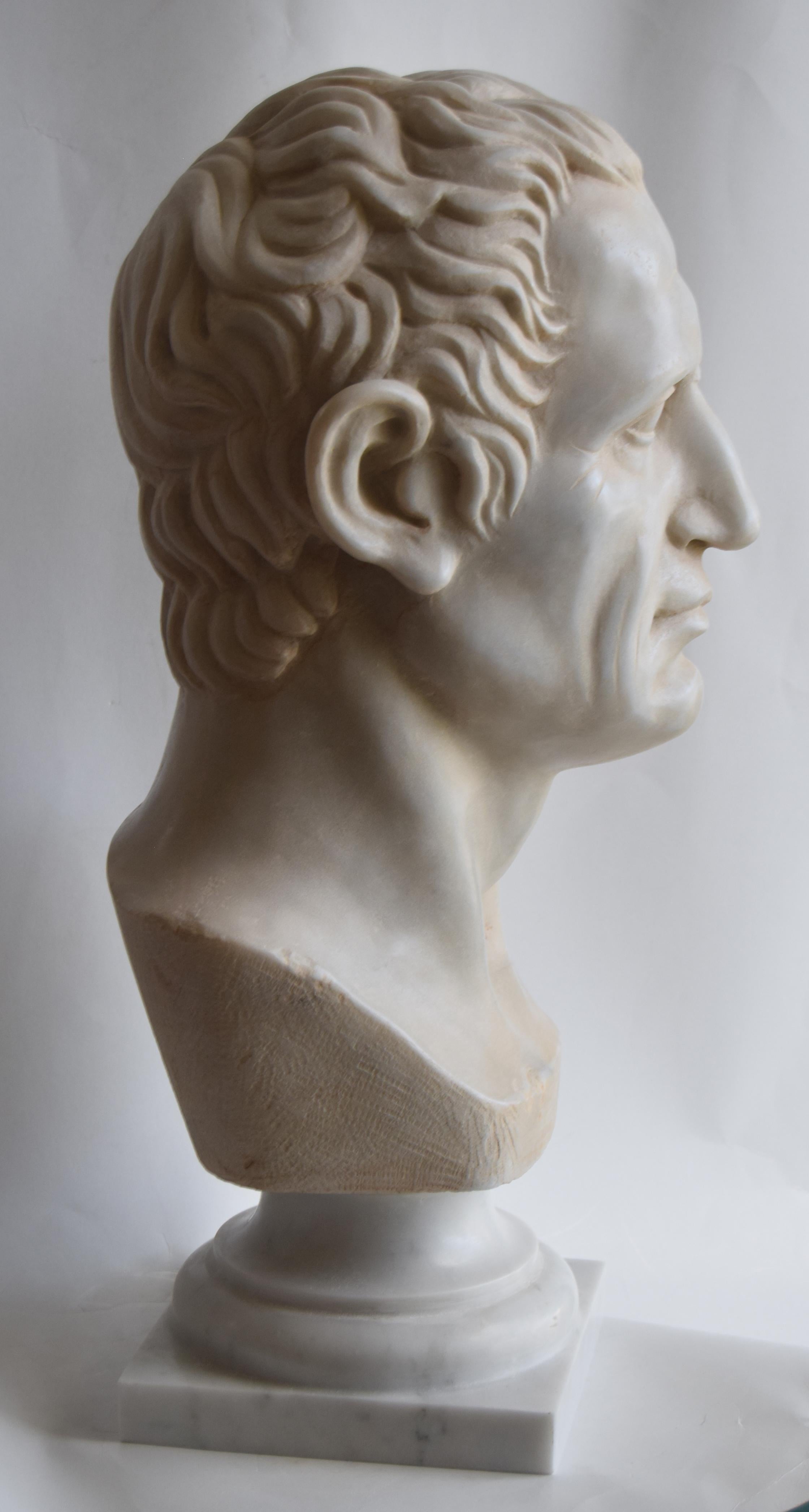 Fait main La tête du grand Jules César  sculpté sur du marbre blanc de Carrare - fabriqué en Italie en vente