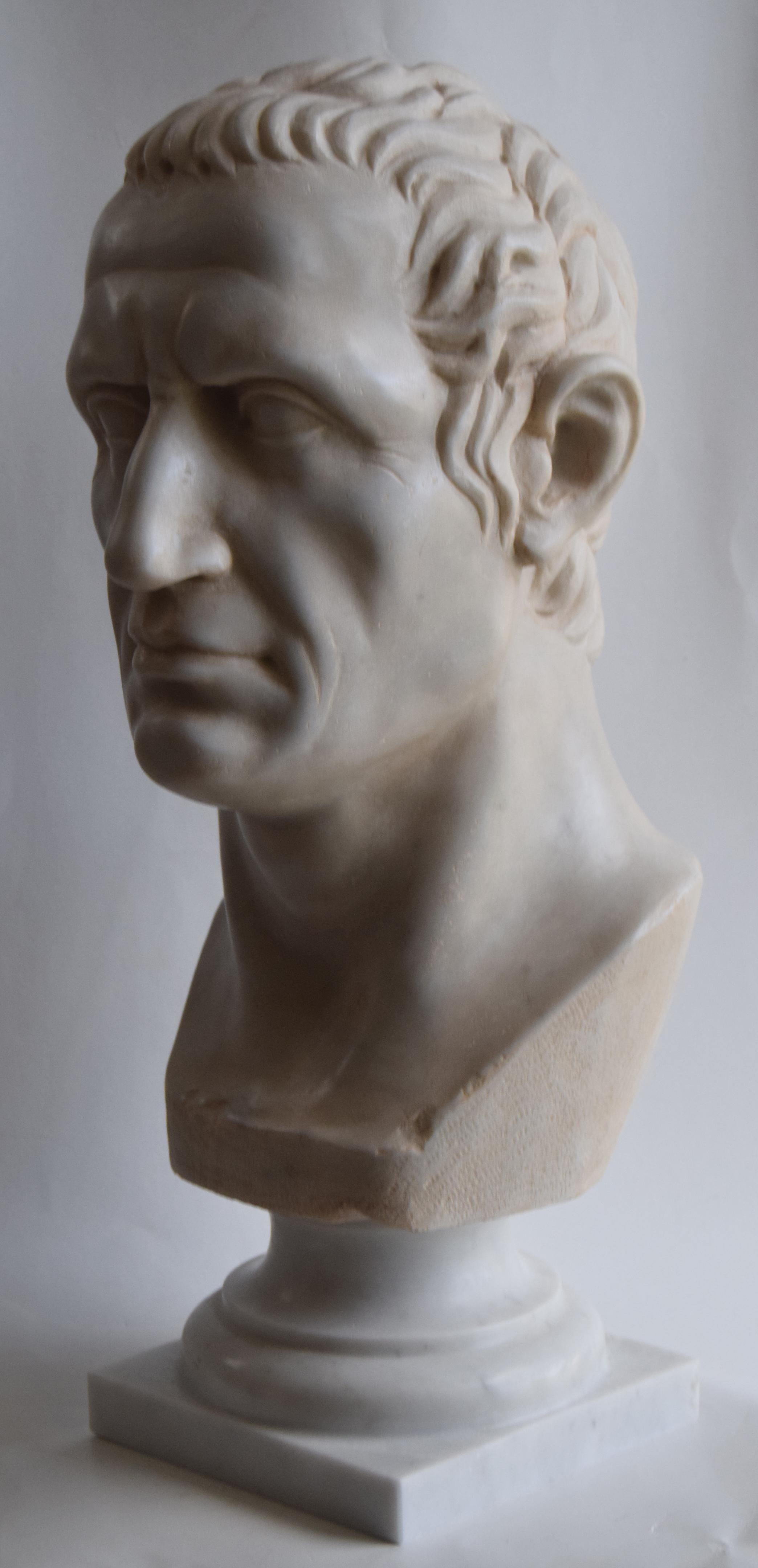La tête du grand Jules César  sculpté sur du marbre blanc de Carrare - fabriqué en Italie Bon état - En vente à Tarquinia, IT