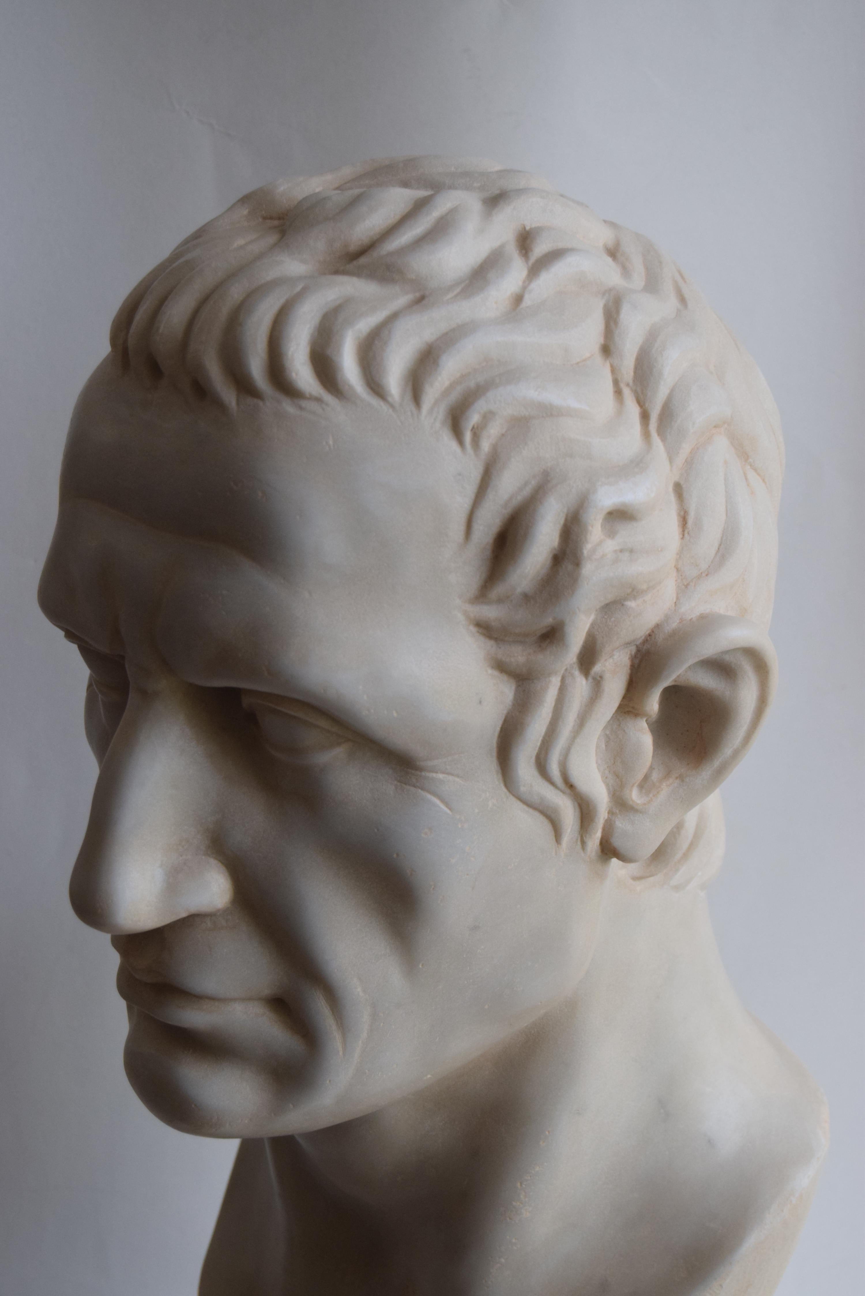 Late 20th Century La tête du grand Jules César  sculpté sur du marbre blanc de Carrare - fabriqué en Italie en vente