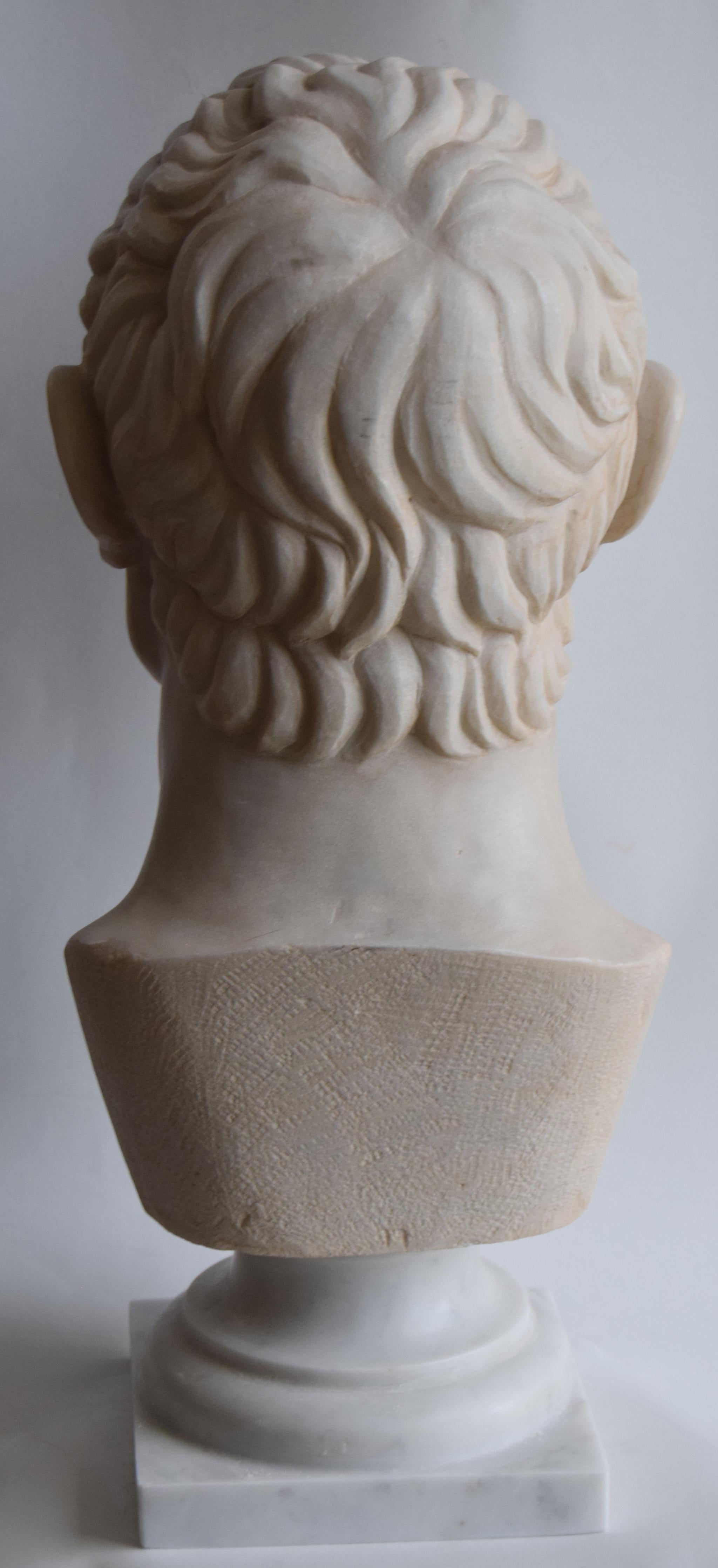 Marbre La tête du grand Jules César  sculpté sur du marbre blanc de Carrare - fabriqué en Italie en vente