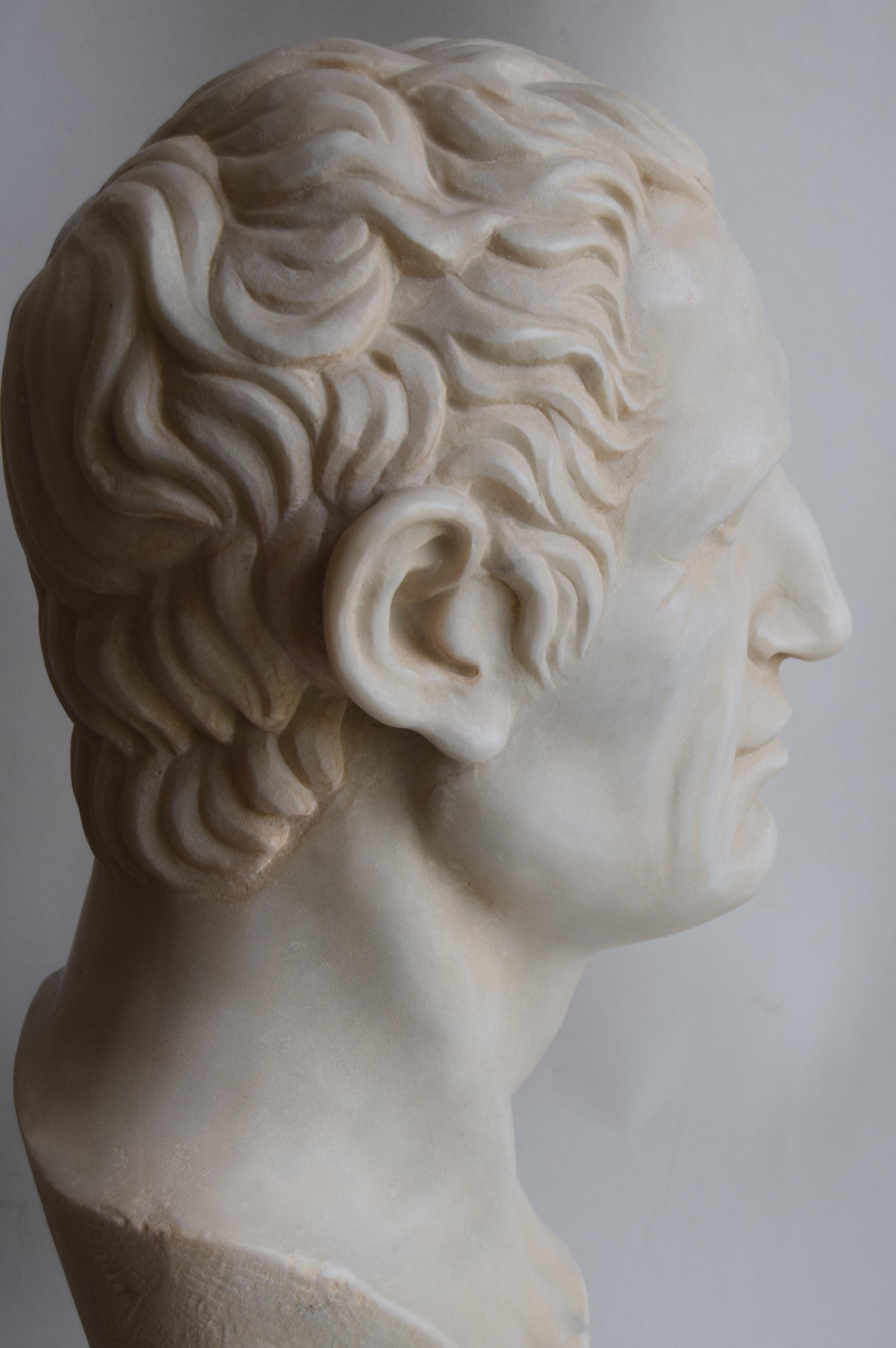 La tête du grand Jules César  sculpté sur du marbre blanc de Carrare - fabriqué en Italie en vente 1