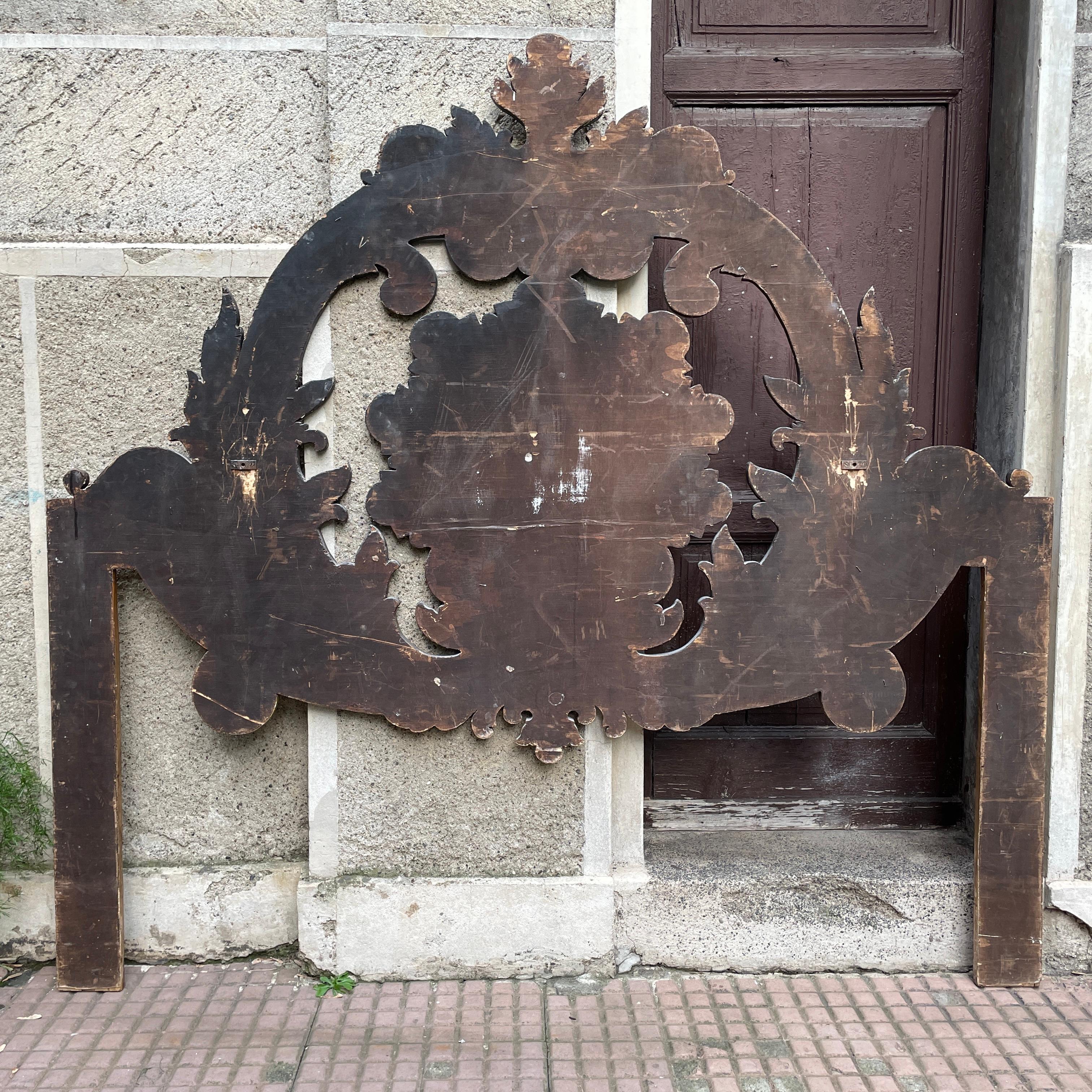 Carved Italian Painted Wooden Double Bed Headboard With Shell and Volutes For Sale