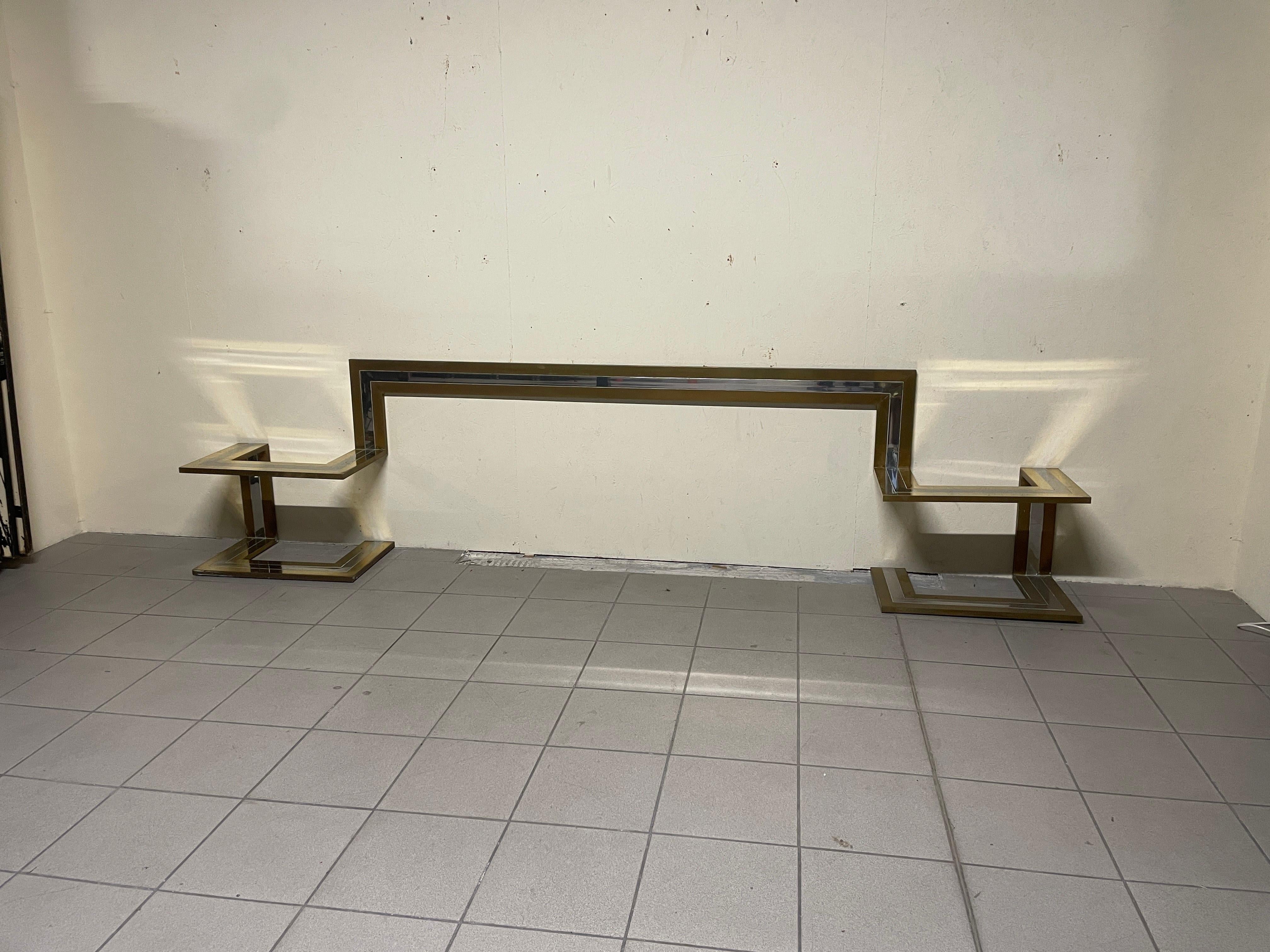 Elegante testata per letto con comodini disegnata da Sandro Petti negli anni '70.

Struttura in ottone, metallo cromato e cristallo.

La larghezza totale è di 300 cm. mentre lo spazio letto è di 180 cm..
L'altezza della testata è di 73 cm mentre