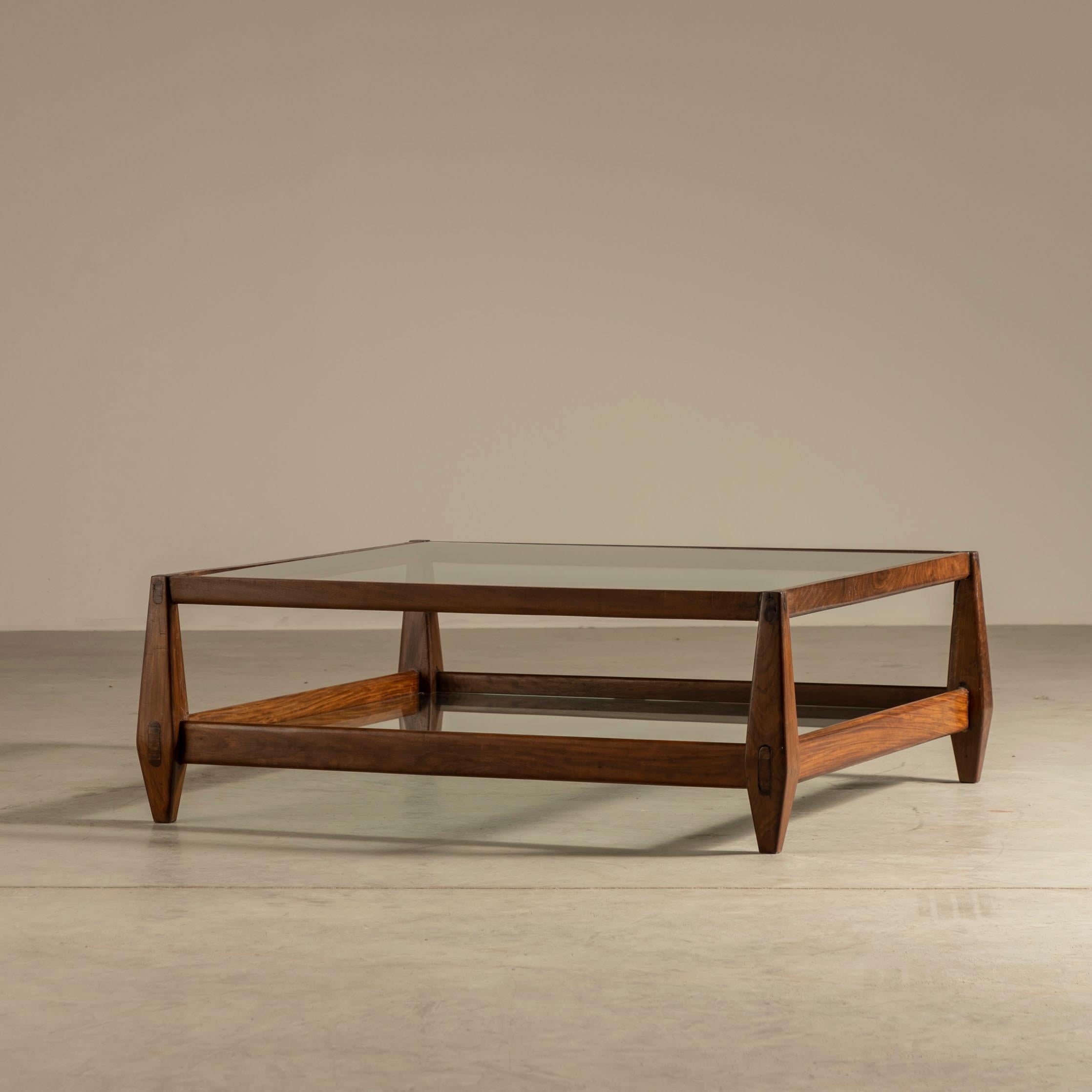 Table basse carrée en palissandre massif et verre, avec deux surfaces d'appui. Pièce rare, déjà restaurée et prête à être livrée.