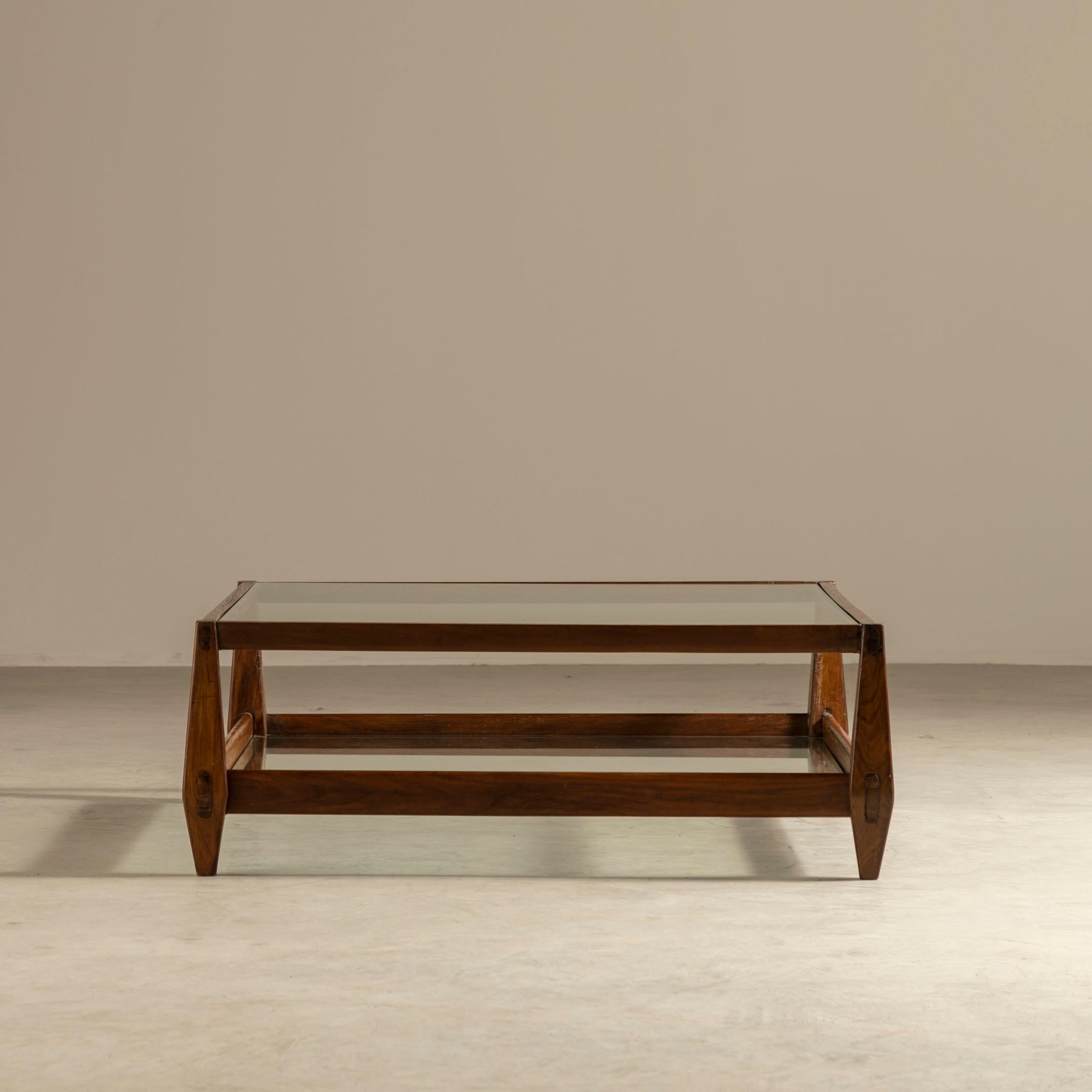 Brésilien Table basse en bois moderniste brésilien par Jean Gillon en vente