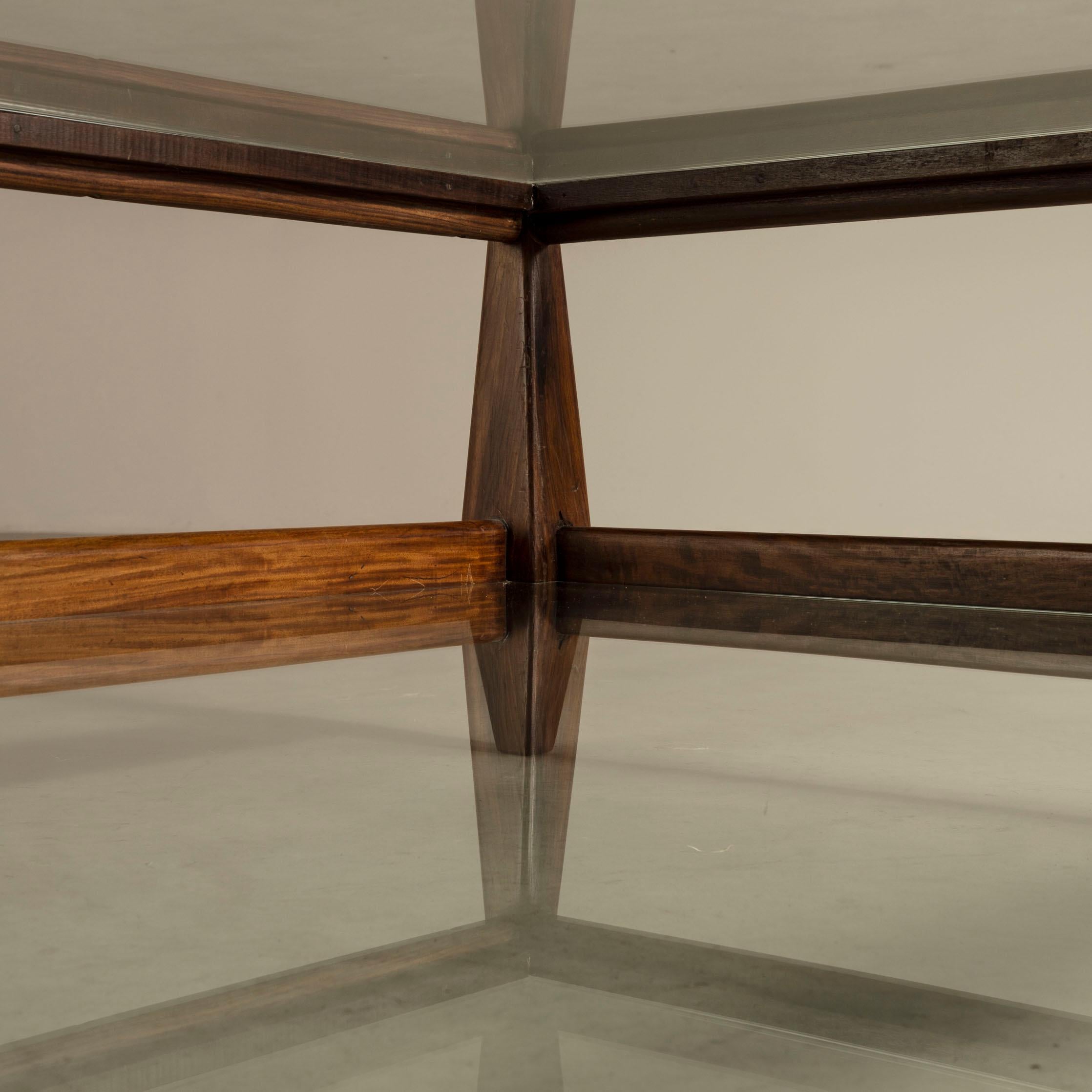 20ième siècle Table basse en bois moderniste brésilien par Jean Gillon en vente