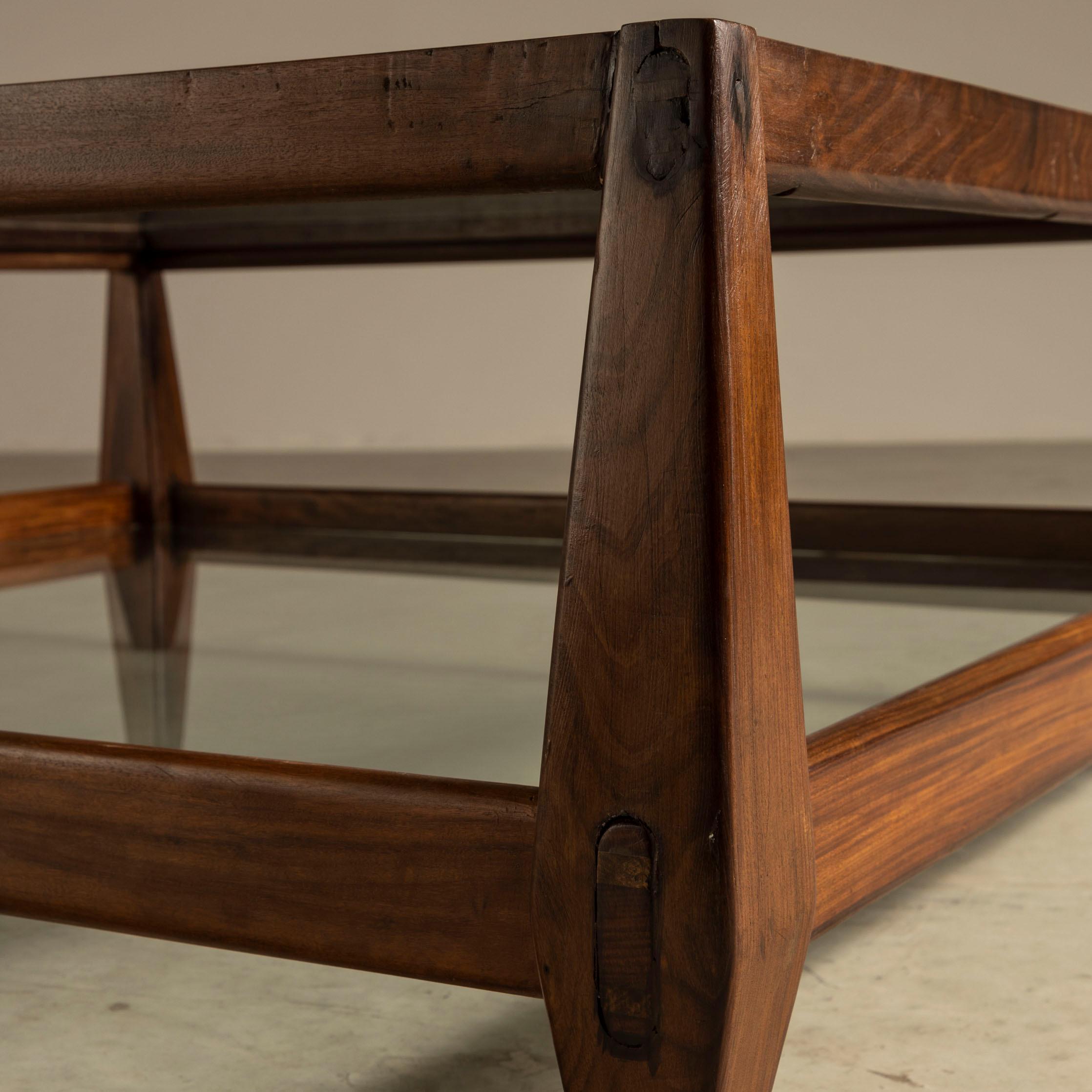 Verre Table basse en bois moderniste brésilien par Jean Gillon en vente