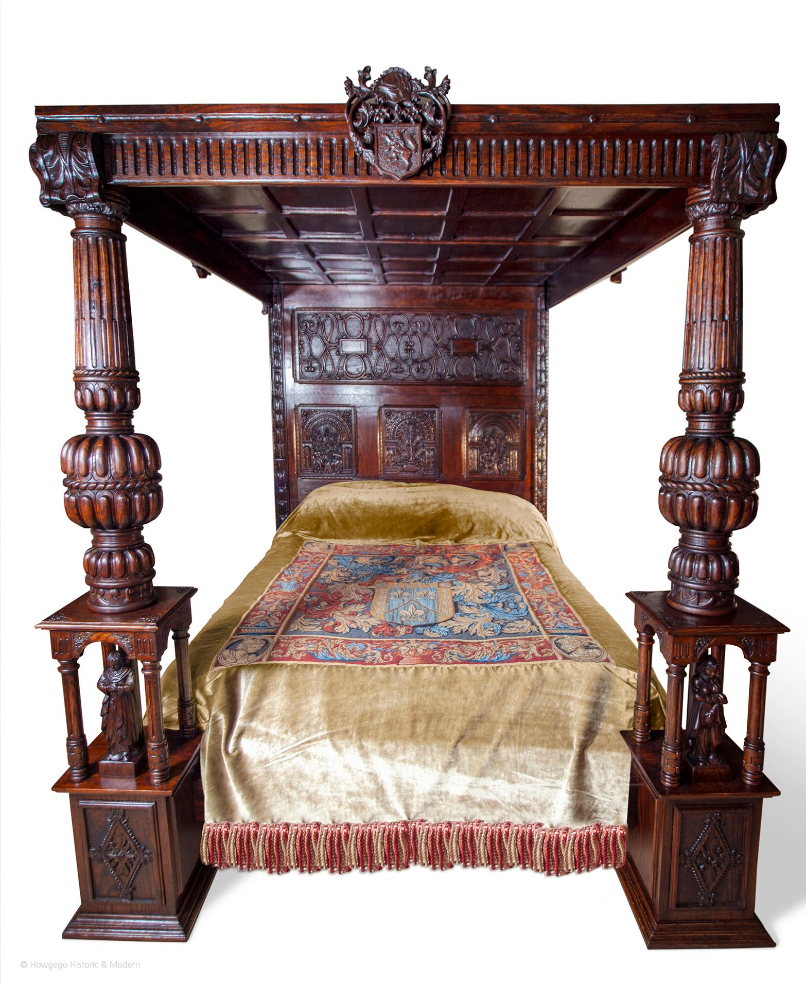 Ein Kingsize-Bett aus Eiche oder ein Himmelbett im Renaissance-Stil.  Handgeschnitzt mit Schnitzereien von Adam und Eva im Kopfteil, figurativen Skulpturen in den Bettpfosten, drei geschnitzten Wappen an der Kopfleiste sowie einem Wappenteppich und