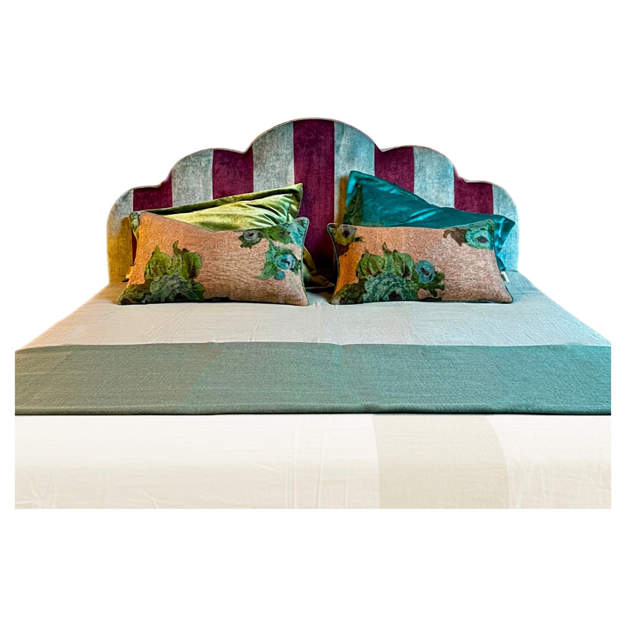 Tête de lit en velours artisanal de Carlotta Oddone à rayures bleu clair et violet