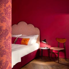 Cabecero de terciopelo artesanal de Carlotta Oddone en color rosa sólido