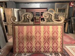 cabecero de cama tallado, lacado y forrado de damasco, Italia