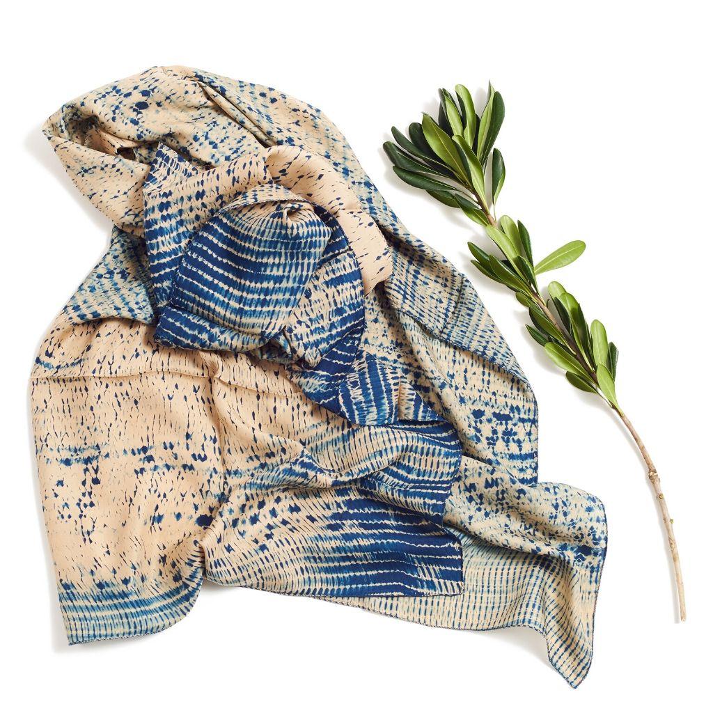 Gris TESU Soie or et indigo  Écharpe à imprimé Shibori classique faite à la main par des artisans en vente