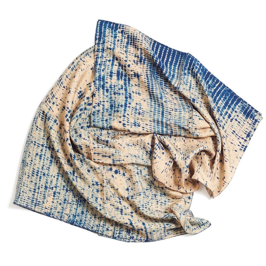 TESU Indigogoldfarbene Seide  Schal mit klassischem Shibori-Druck, handgefertigt von Artisans im Angebot 1