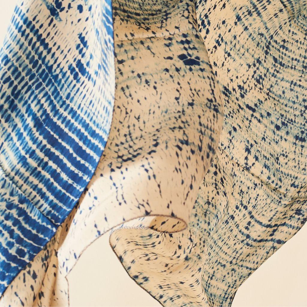 TESU Indigogoldfarbene Seide  Schal mit klassischem Shibori-Druck, handgefertigt von Artisans im Angebot 4