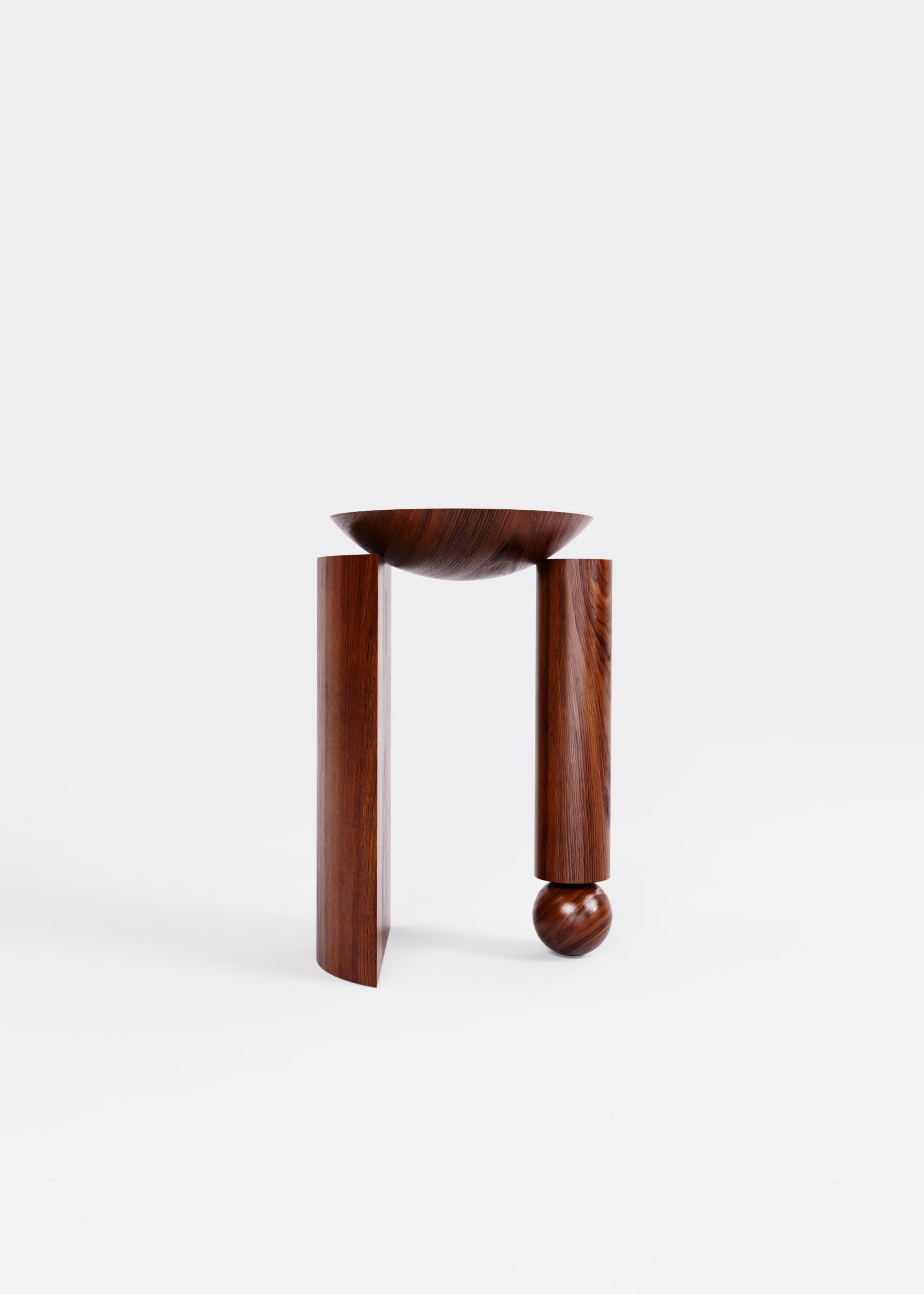 Fait main Table d'appoint sculpturale Teta en bois de feuillus tropical de Pedro Paulo Venzon en vente