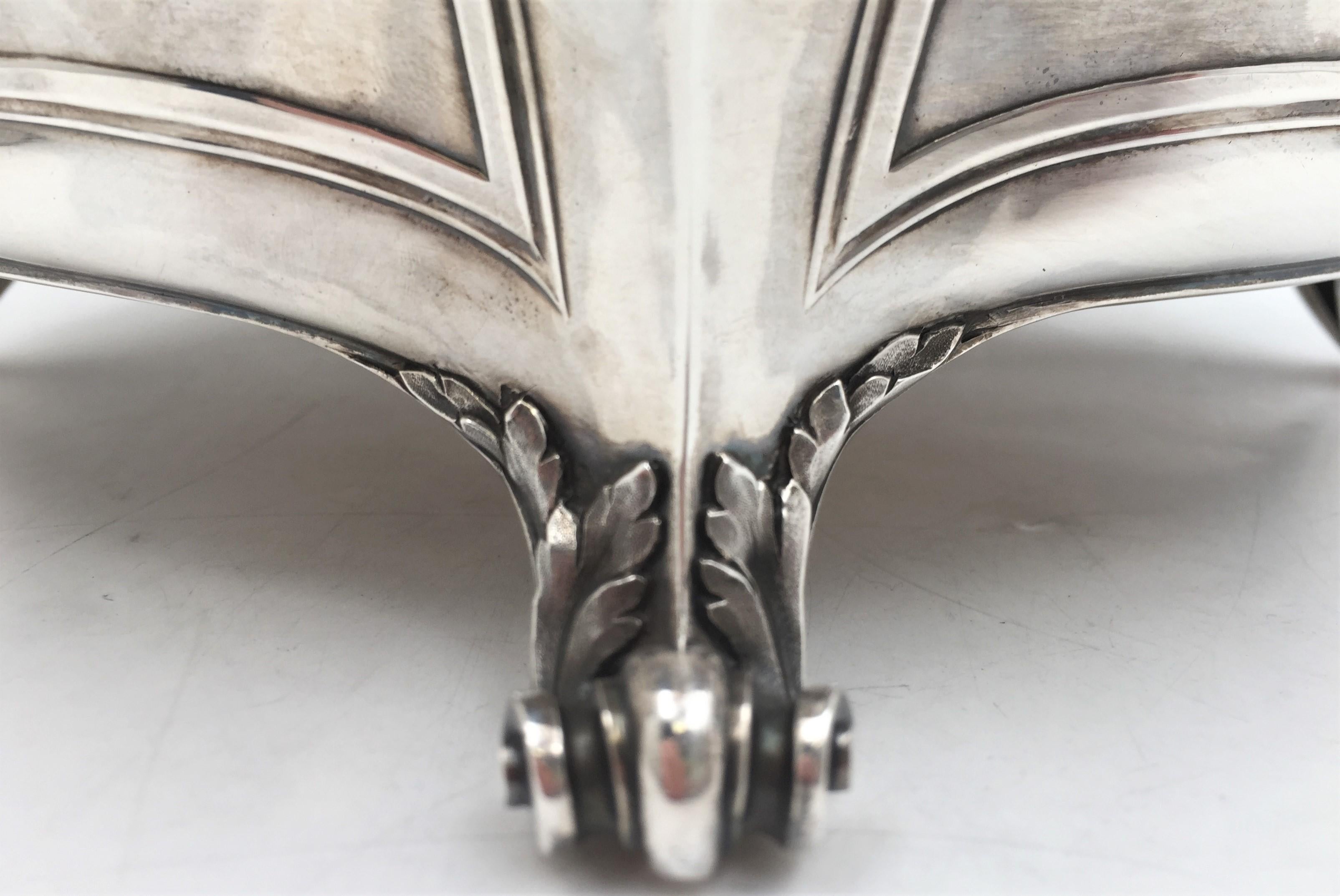 Tetard Freres, 0,950 Französische Silberschale aus dem späten 19. oder frühen 20. Jahrhundert im exquisiten Rokoko-Stil, auf 4 verschnörkelten Beinen stehend, mit gadroniertem Rand, geschwungenen Kartuschen und Girlanden, mit abnehmbarem