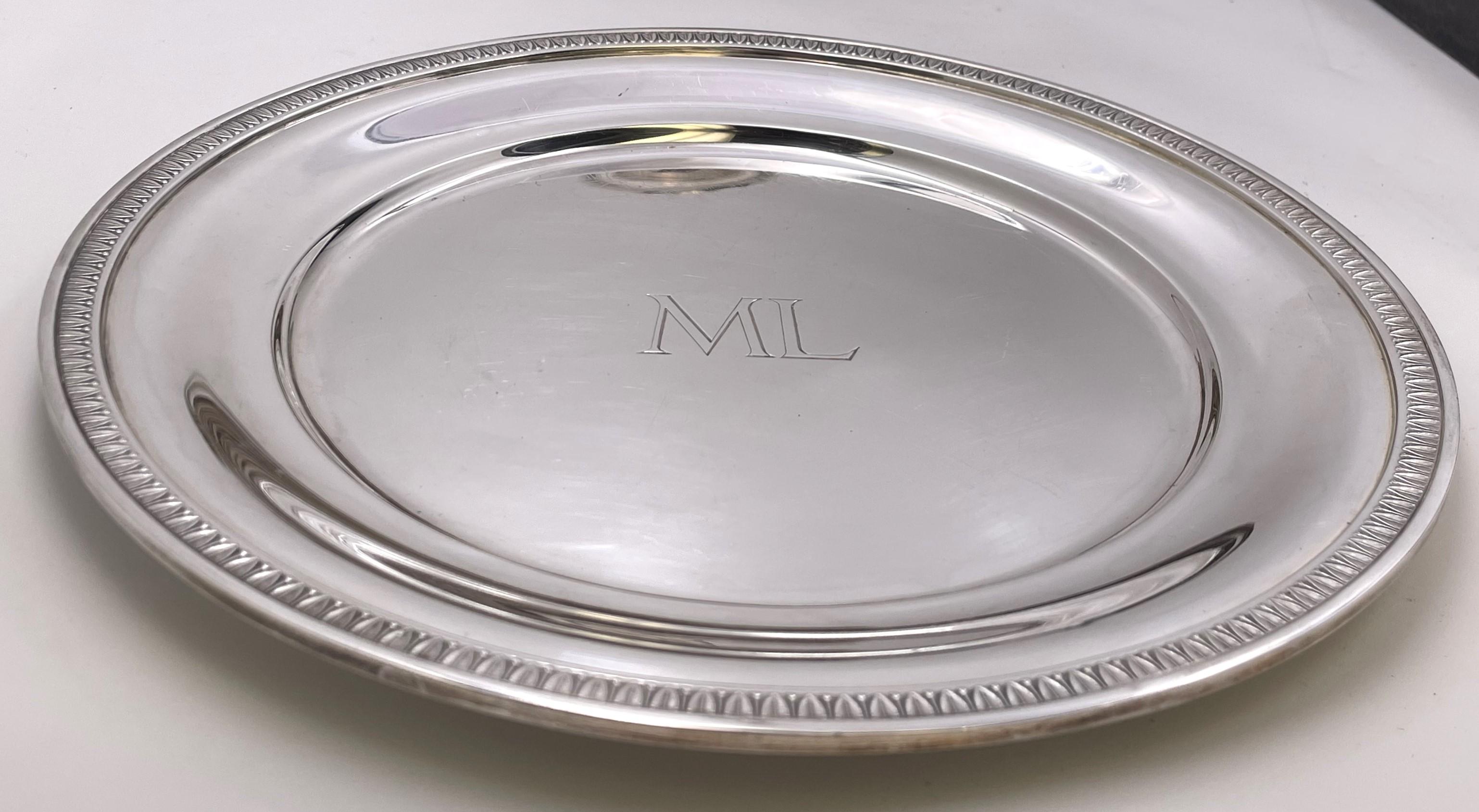 Exceptionnel ensemble de 28 assiettes en argent Tétard, français, 0.950 (pureté supérieure à celle de l'argent massif), du début du 20e siècle, en calibre lourd, avec des rebords ornés de motifs naturels stylisés, comprenant

14 assiettes à pain