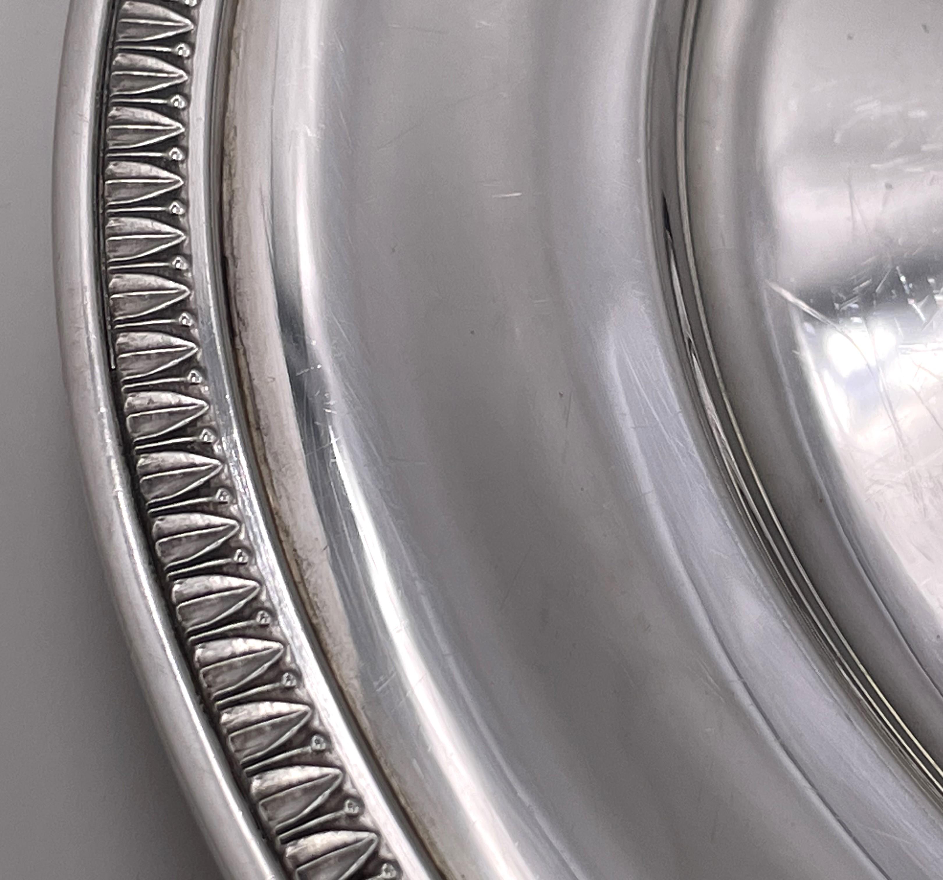 Tetard French Set of 28 Sterling Silver Plates Early 20th Century Heavy Gage (Ensemble de 28 assiettes en argent massif du début du 20e siècle) Bon état - En vente à New York, NY