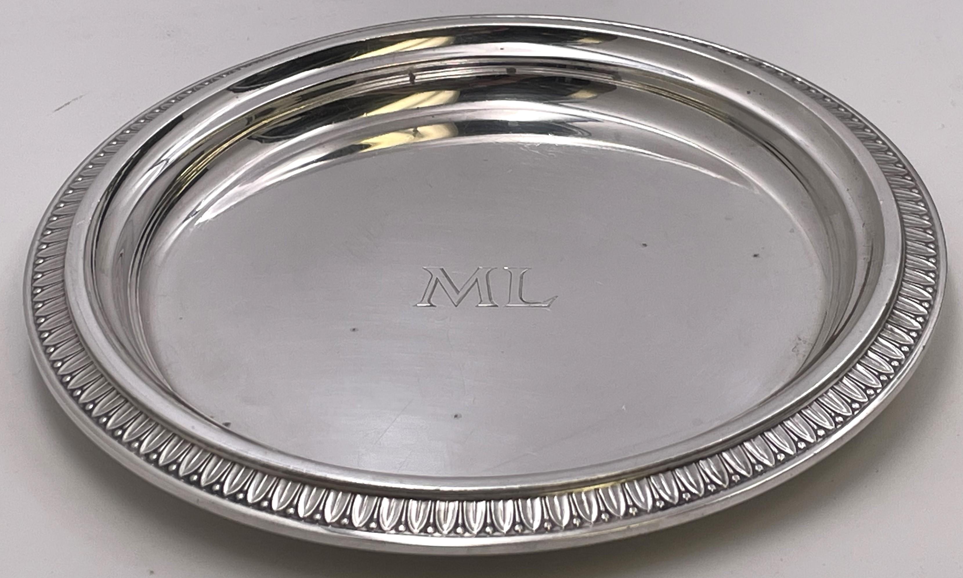 20ième siècle Tetard French Set of 28 Sterling Silver Plates Early 20th Century Heavy Gage (Ensemble de 28 assiettes en argent massif du début du 20e siècle) en vente