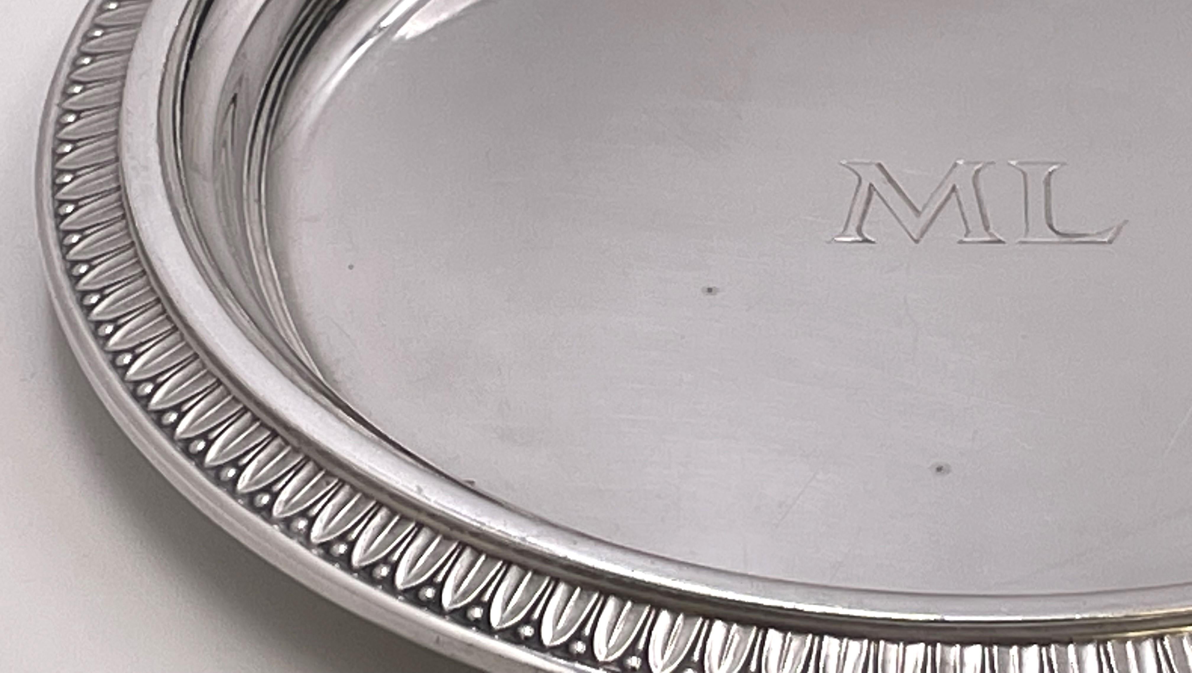 Argent Tetard French Set of 28 Sterling Silver Plates Early 20th Century Heavy Gage (Ensemble de 28 assiettes en argent massif du début du 20e siècle) en vente