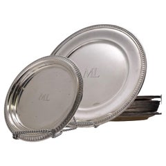 Tetard French Set of 28 Sterling Silver Plates Early 20th Century Heavy Gage (Ensemble de 28 assiettes en argent massif du début du 20e siècle)