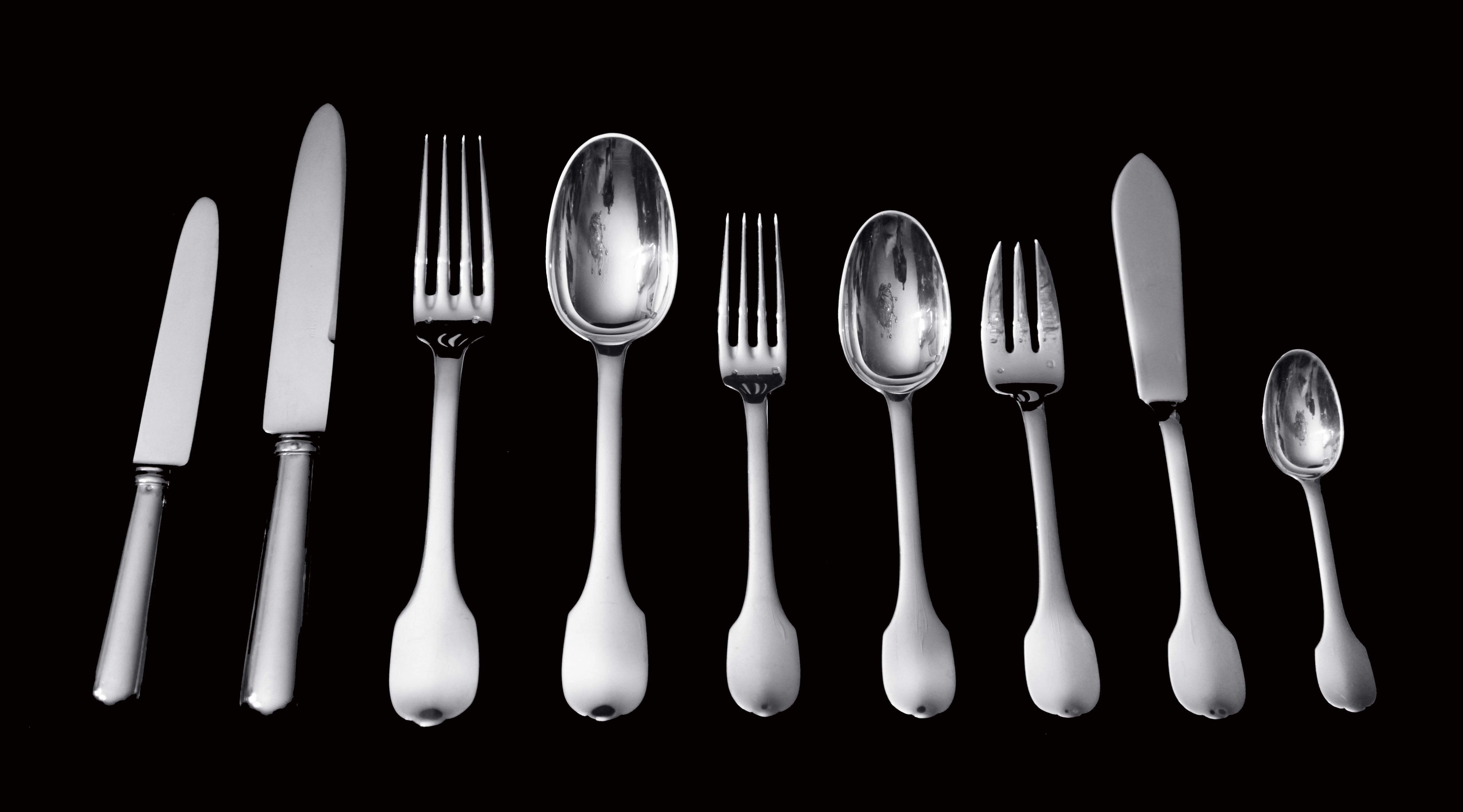 En provenance directe de Paris, un superbe service de 112 pièces en argent massif français ancien, réalisé par l'un des plus grands orfèvres français, Tetard Frères, dans leur modèle classique uniplat.  Cet ensemble est en excellent état, sans