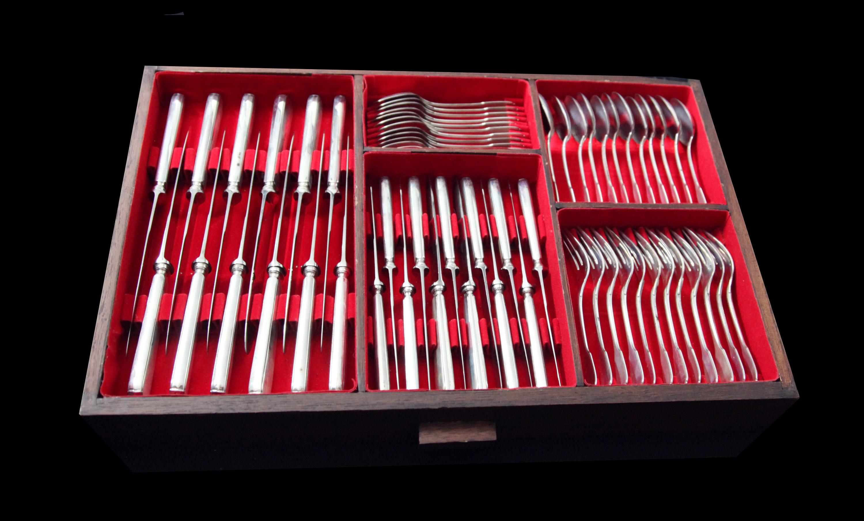 Tetard Freres - 115pc. French Sterling Silver Flatware Set + Storage Chest For Sale 12