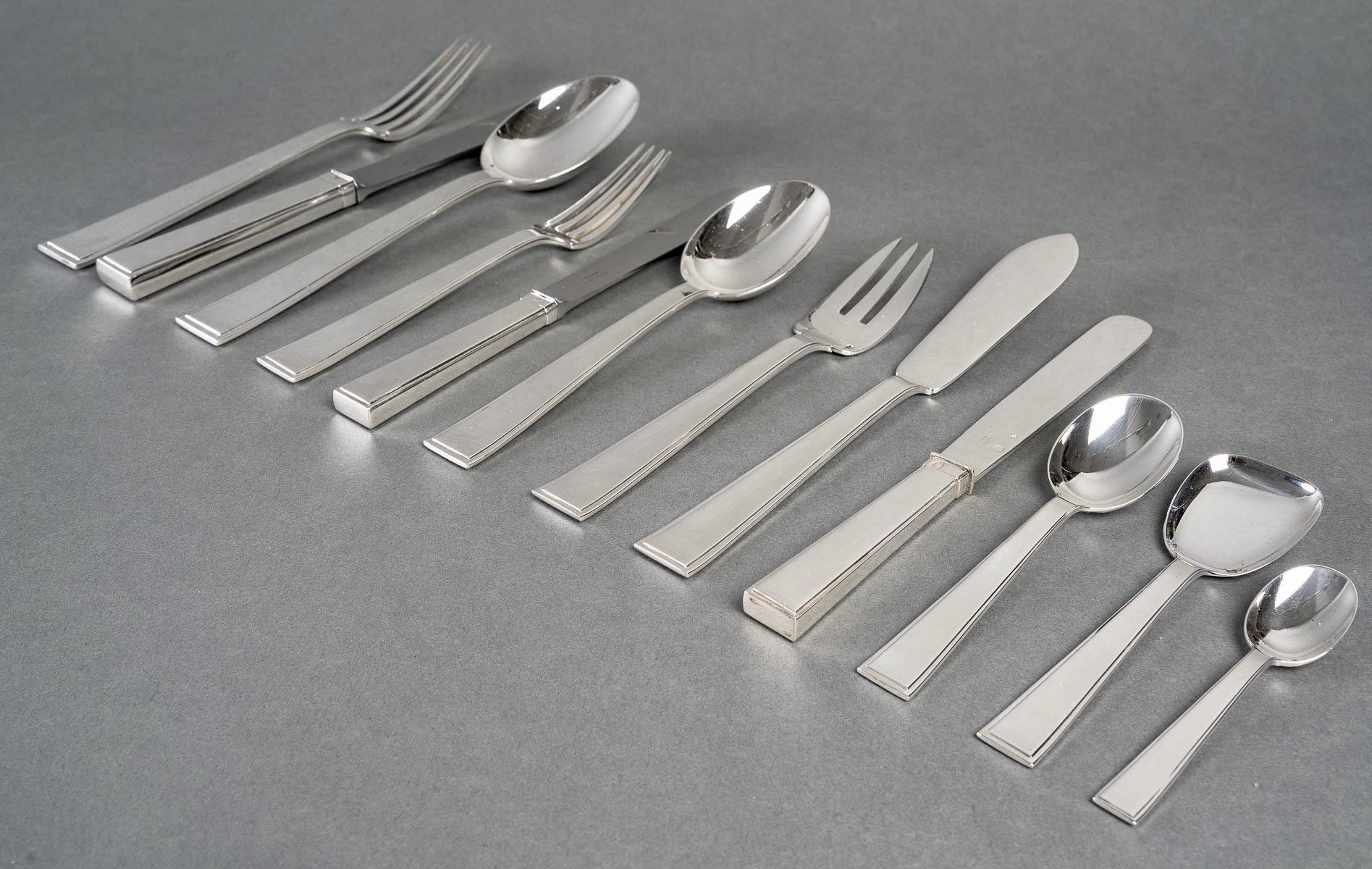 Art Deco cutlery flatware set made in 950/1000th solid sterling silver by Tetard Freres in its original wooden box. 
Designed by Valery Bizouard.

Cutlery set for 12 people including 154 pieces:
- 12 table forks
- 12 table knives
- 12 table