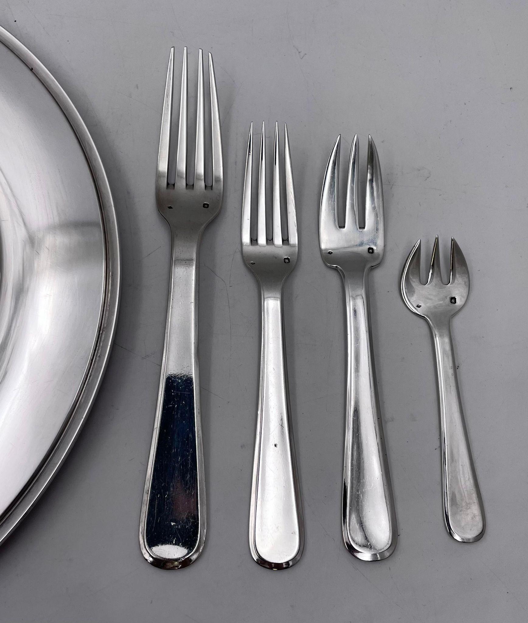 Tétard Frères sterling silver 160-piece Parisian flatware set in rare Art Deco pattern (possibly Valios). The set comprises of :

- 12 steel-bladed dinner knives (8 7/8 in)

- 11 steel-bladed dessert knives (7 3/8 in)

- 12 solid fish knives