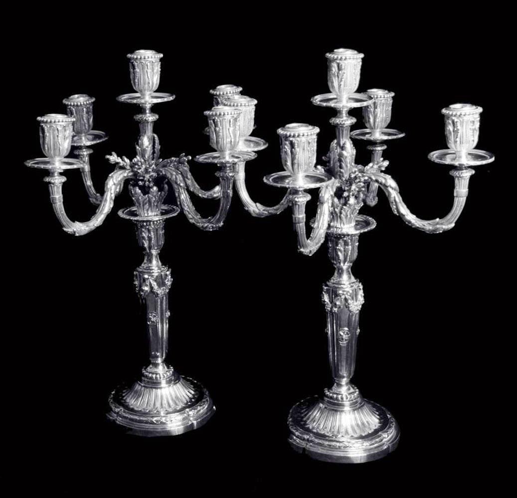 En provenance directe d'un château privé près de Paris, une magnifique paire de chandeliers à 5 bougies en argent sterling 950 de style Louis XVI par l'un des plus grands orfèvres français 