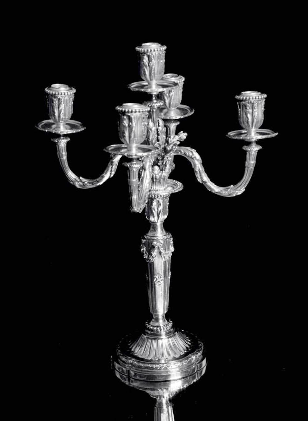 Français Tetard - Deux chandeliers français anciens Louis XVI à 5 bougies en argent sterling 950 en vente